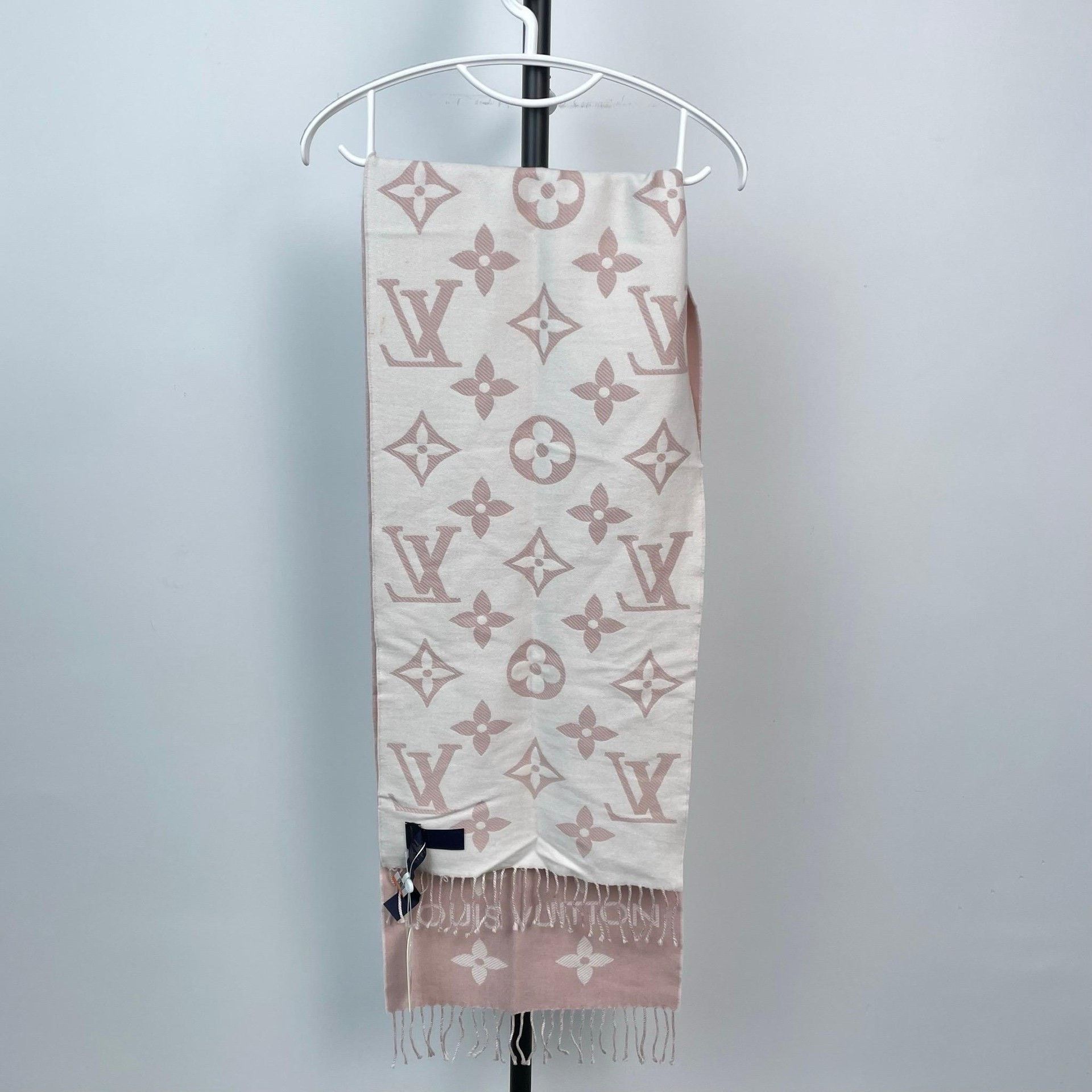 Louis Vuitton Louis Vuitton Pink Scarf 34 Men Size ONE SIZE - 5 Thumbnail