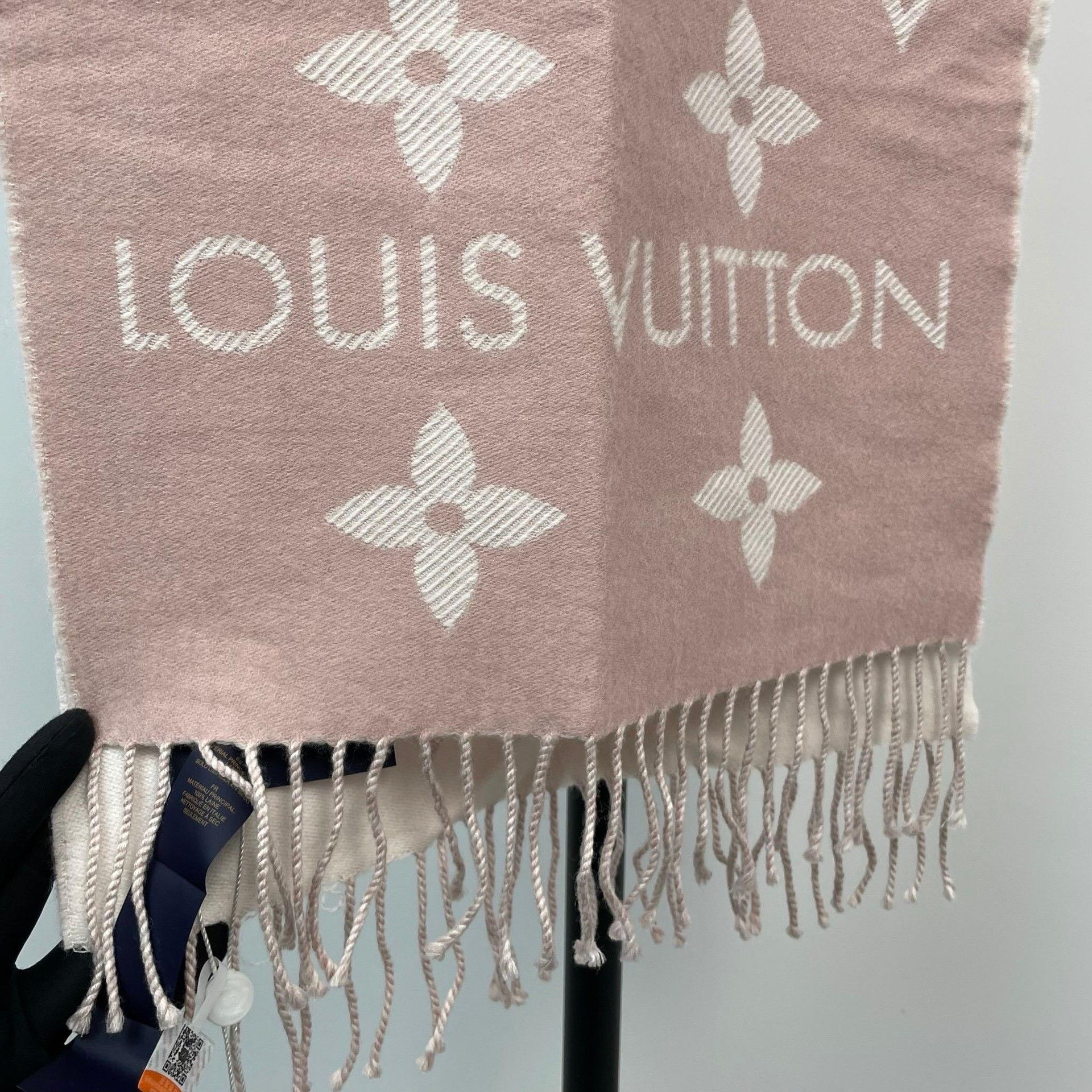 Louis Vuitton Louis Vuitton Pink Scarf 34 Men Size ONE SIZE - 4 Thumbnail