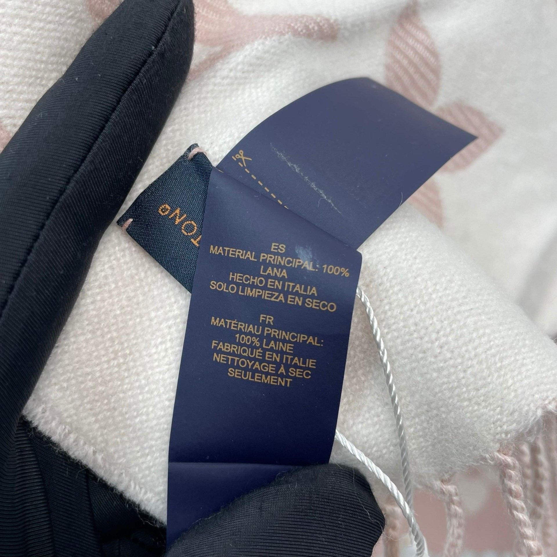 Louis Vuitton Louis Vuitton Pink Scarf 34 Men Size ONE SIZE - 8 Thumbnail
