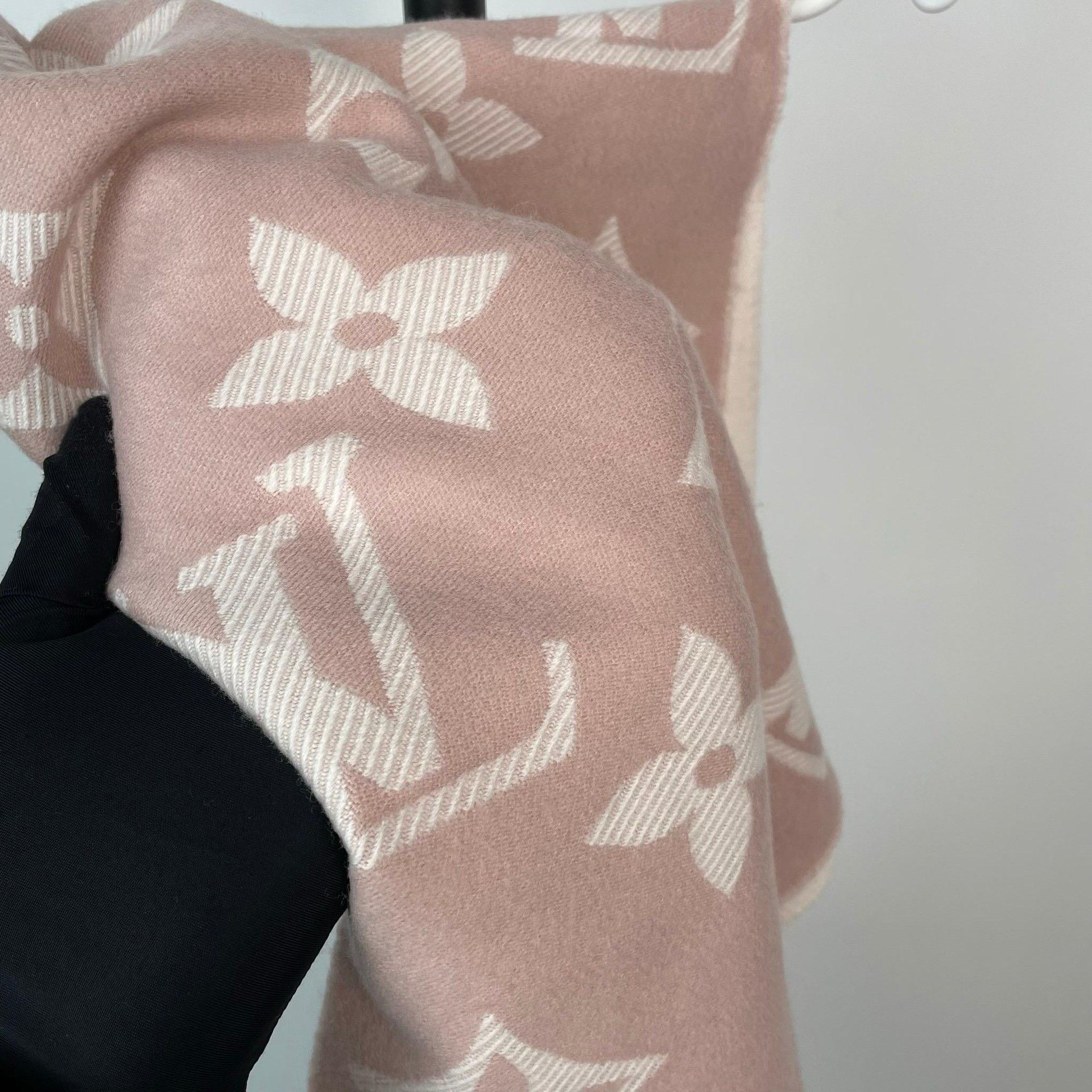 Louis Vuitton Louis Vuitton Pink Scarf 34 Men Size ONE SIZE - 3 Thumbnail