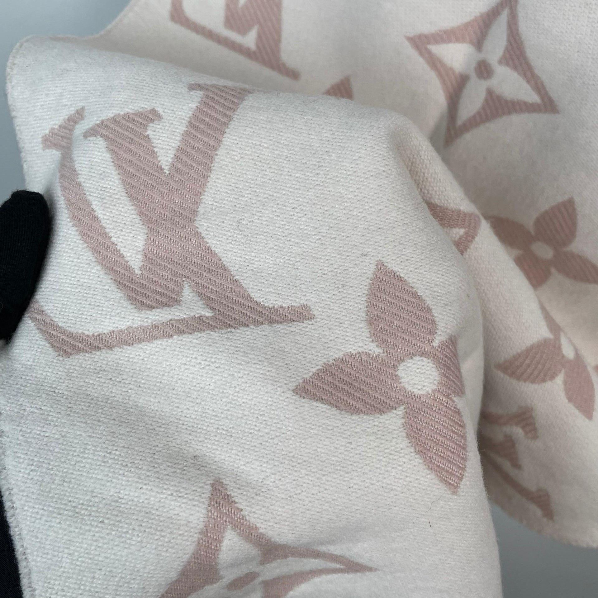 Louis Vuitton Louis Vuitton Pink Scarf 34 Men Size ONE SIZE - 2 Thumbnail
