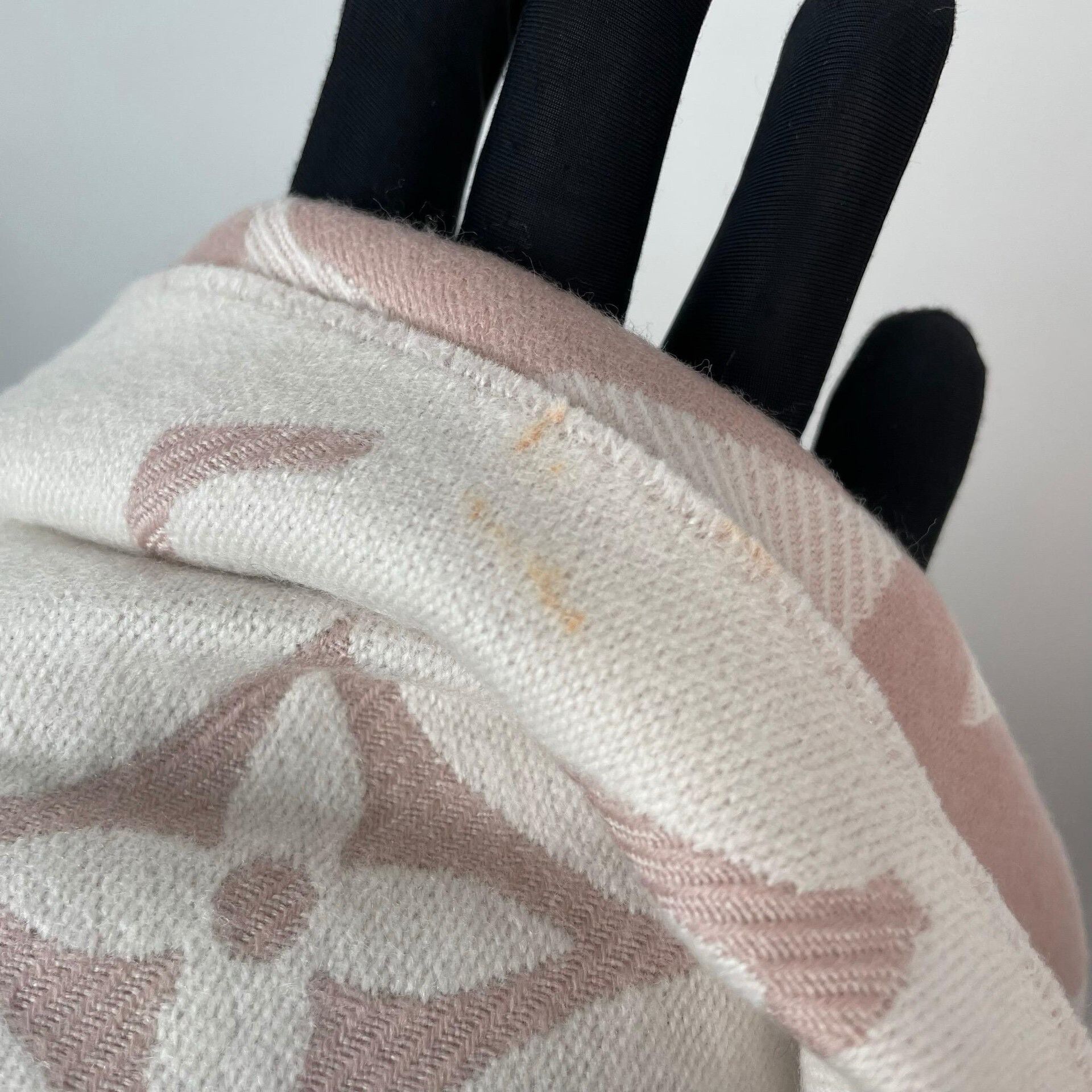 Louis Vuitton Louis Vuitton Pink Scarf 34 Men Size ONE SIZE - 9 Thumbnail