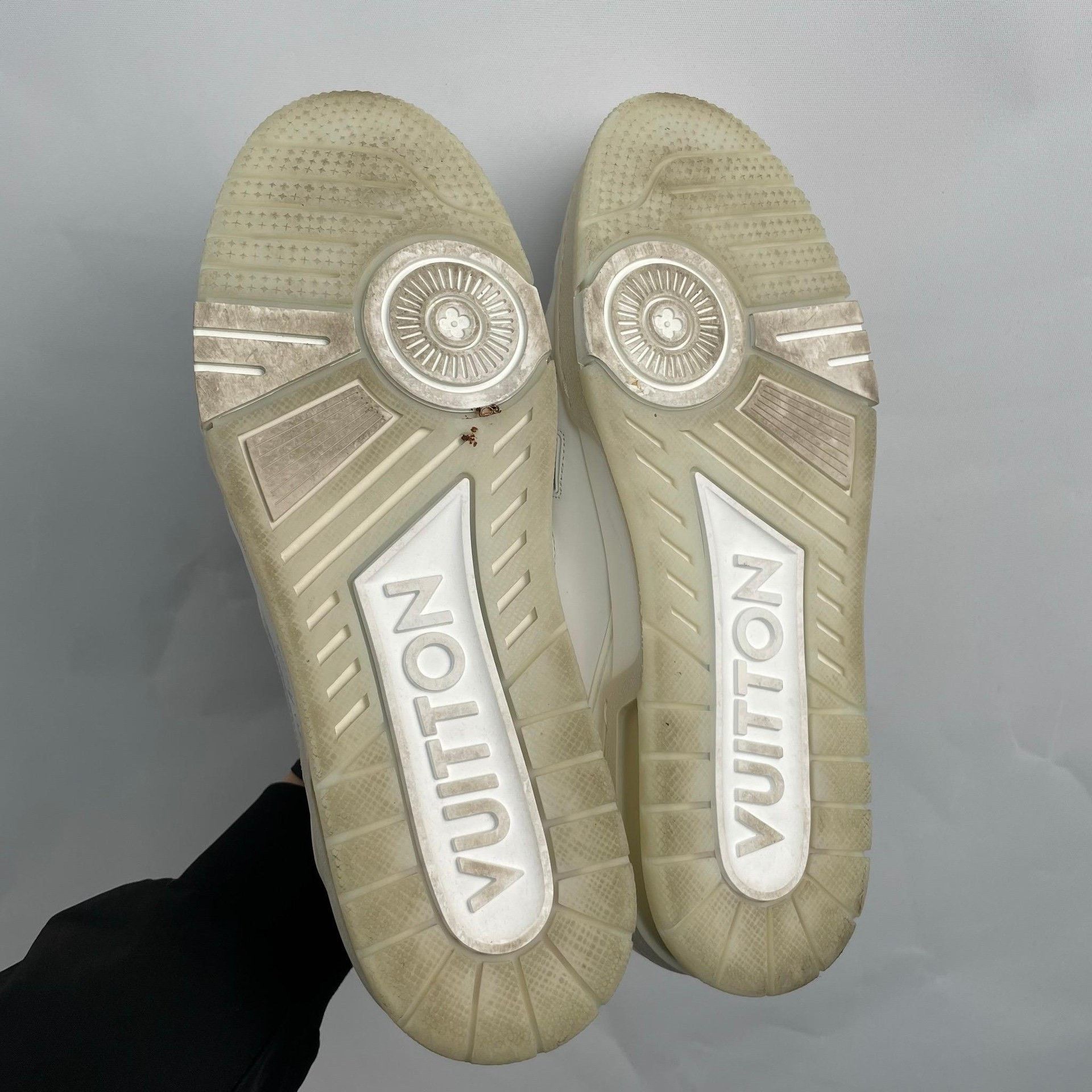 Louis Vuitton Louis Vuitton White Lowtop Sneakers 8 Men Size US 8 / EU 41 - 2 Thumbnail