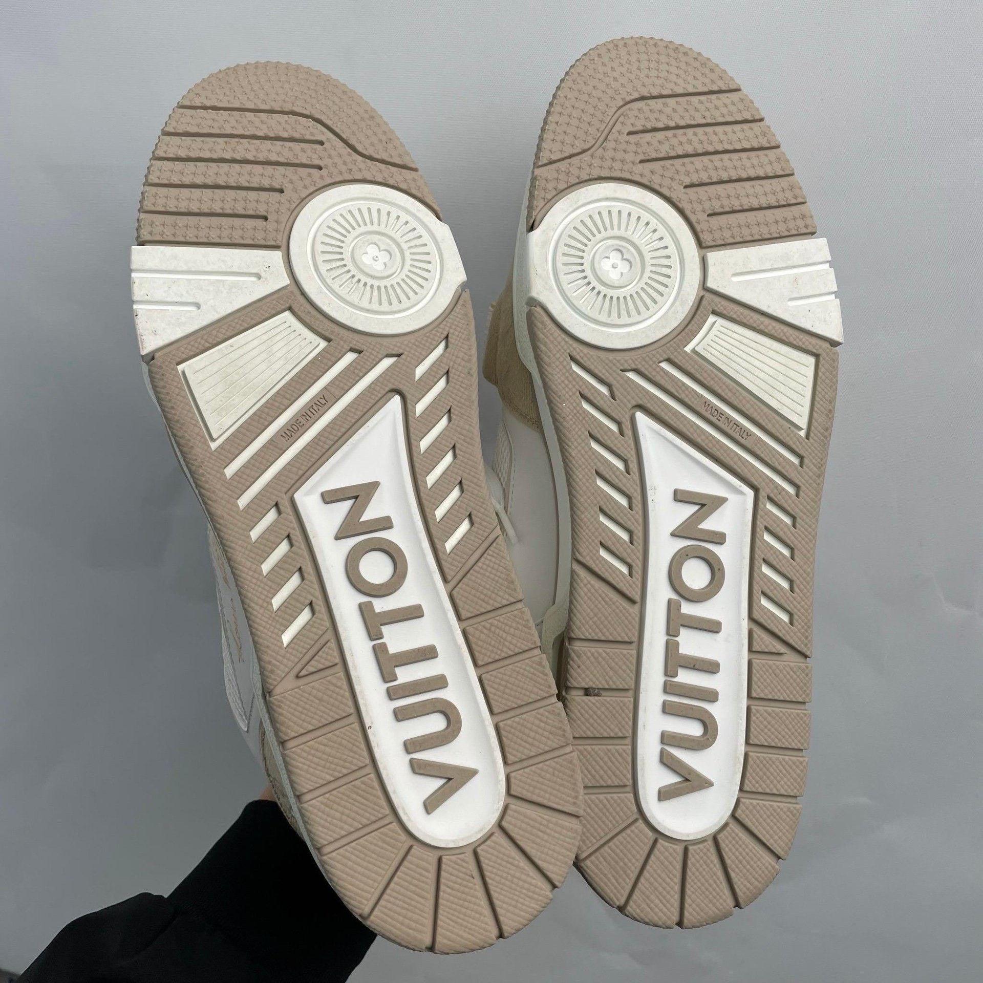 Louis Vuitton Louis Vuitton Lowtop Sneakers 8.5 Men Size US 8.5 / EU 41-42 - 2 Thumbnail