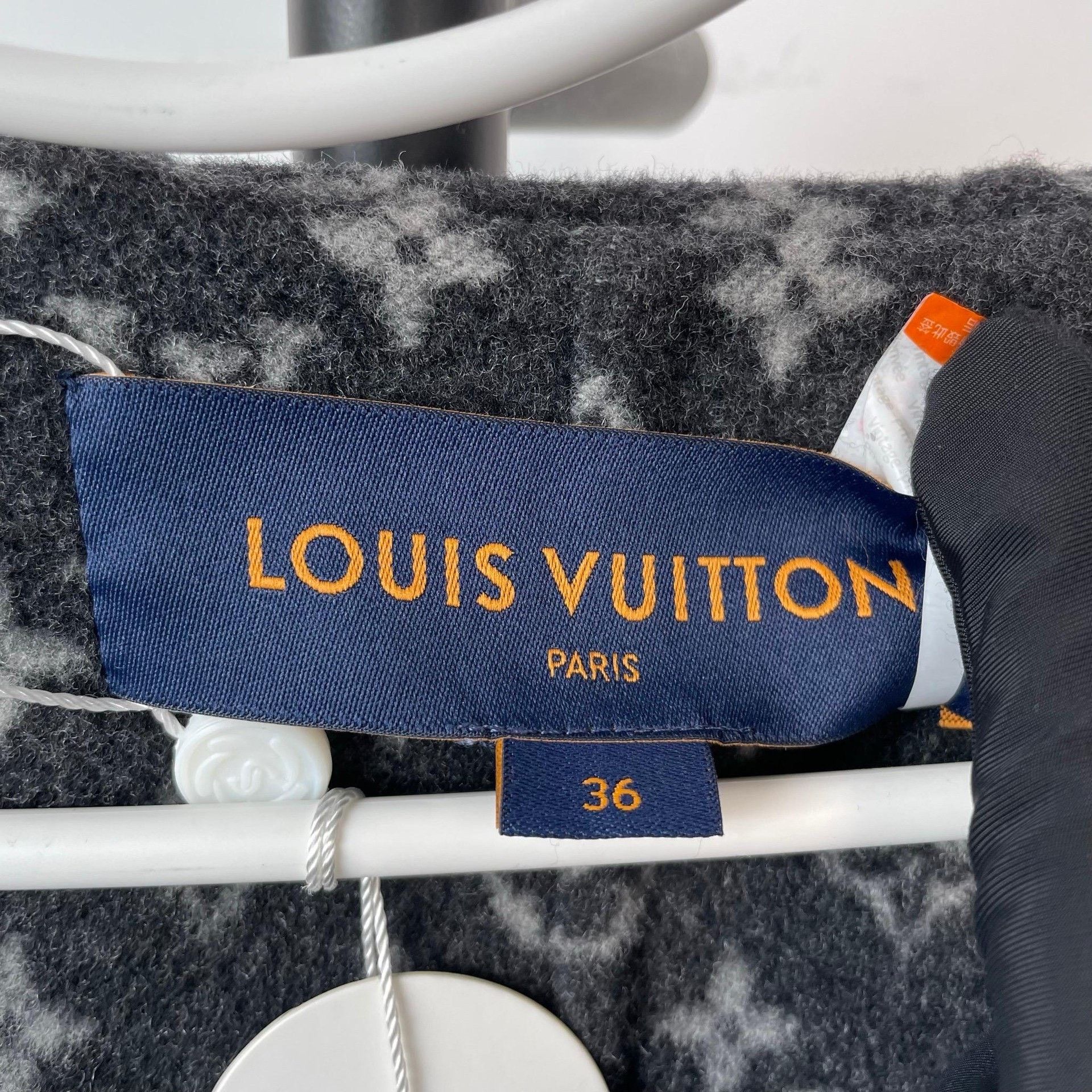 Louis Vuitton Louis Vuitton Gray Heavy Coat 36 Men Size US S / EU 44-46 / 1 - 6 Thumbnail