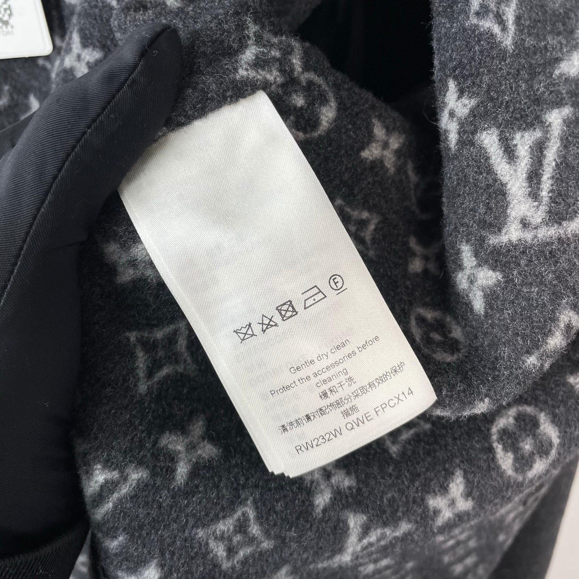 Louis Vuitton Louis Vuitton Gray Heavy Coat 36 Men Size US S / EU 44-46 / 1 - 7 Thumbnail