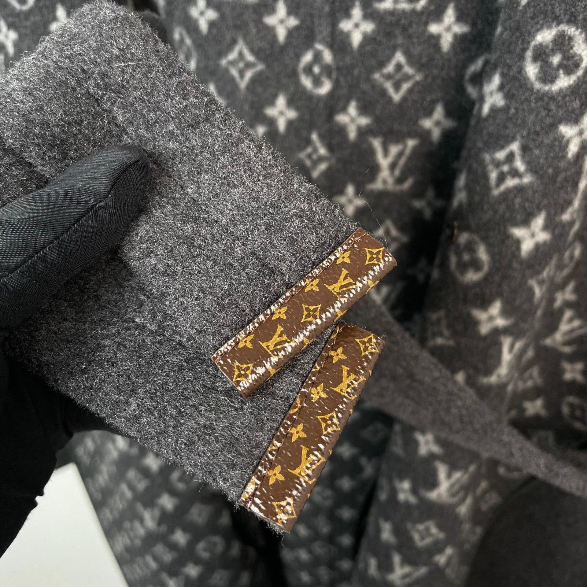 Louis Vuitton Louis Vuitton Gray Heavy Coat 36 Men Size US S / EU 44-46 / 1 - 4 Thumbnail