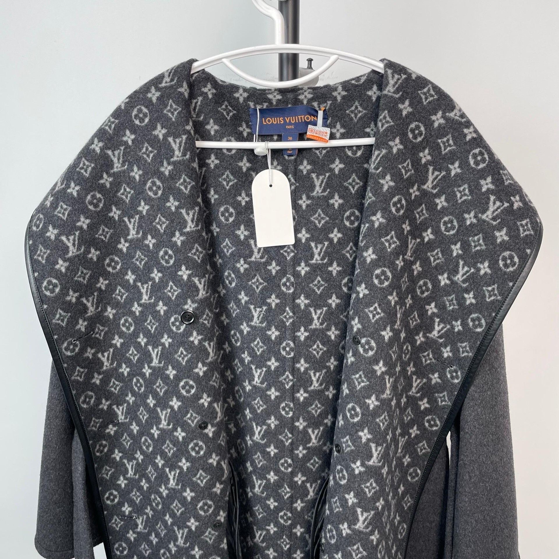 Louis Vuitton Louis Vuitton Gray Heavy Coat 36 Men Size US S / EU 44-46 / 1 - 3 Thumbnail