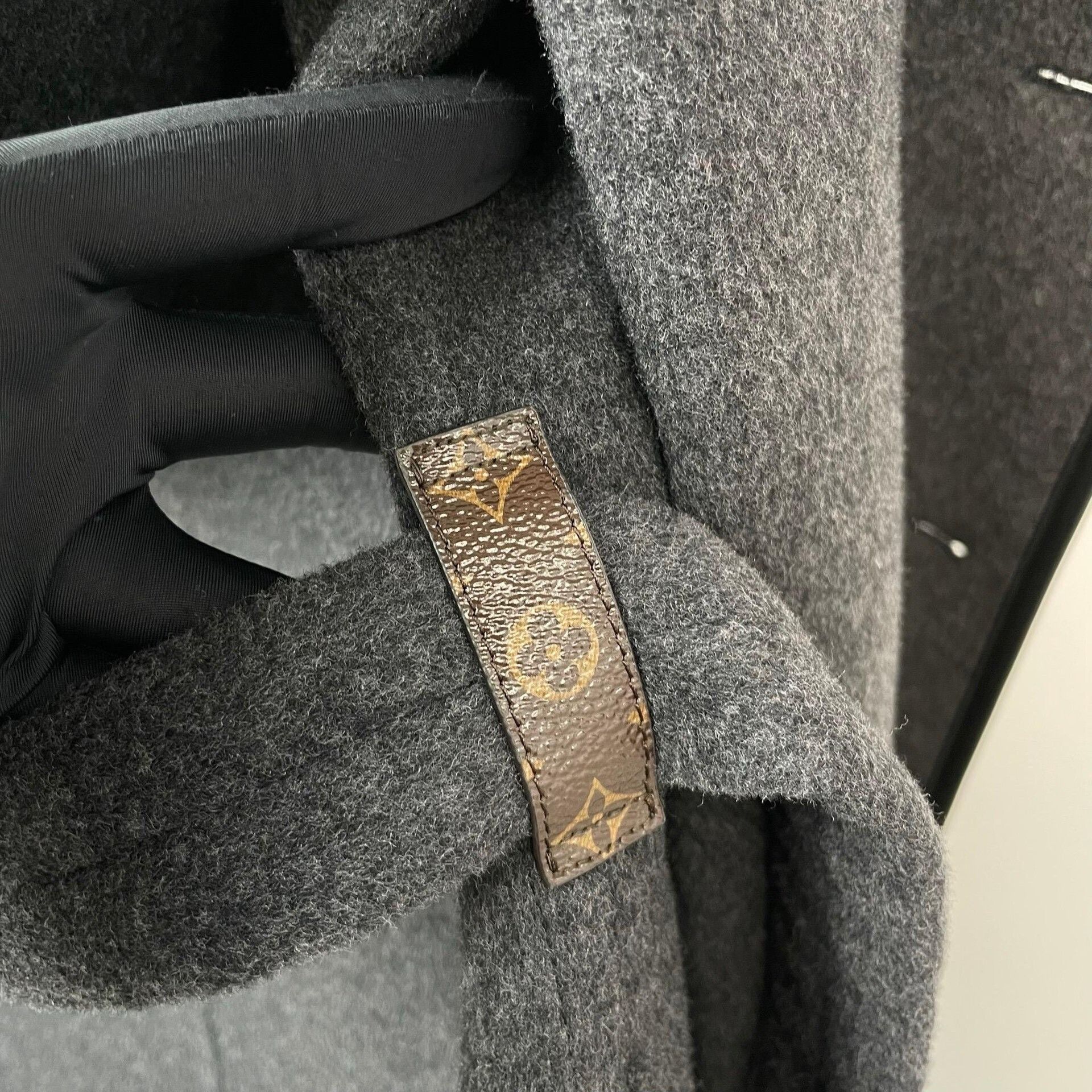 Louis Vuitton Louis Vuitton Gray Heavy Coat 36 Men Size US S / EU 44-46 / 1 - 8 Thumbnail