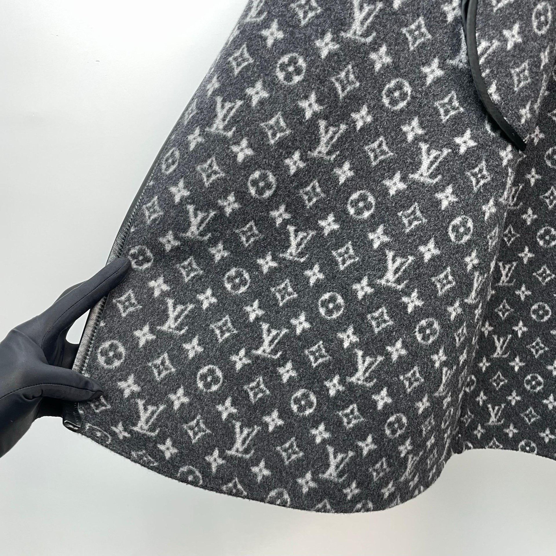 Louis Vuitton Louis Vuitton Gray Heavy Coat 36 Men Size US S / EU 44-46 / 1 - 5 Thumbnail