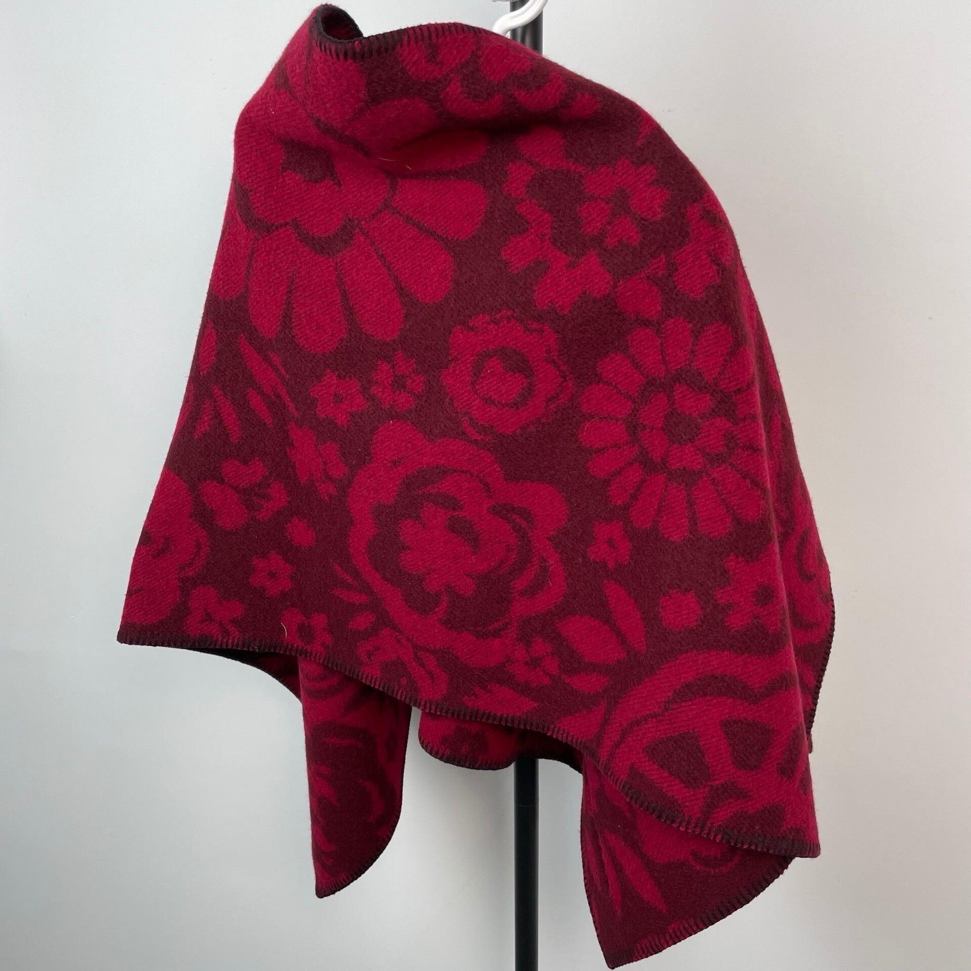 Burberry Burberry Floral Red Scarf 32 Men Size ONE SIZE - 2 Thumbnail