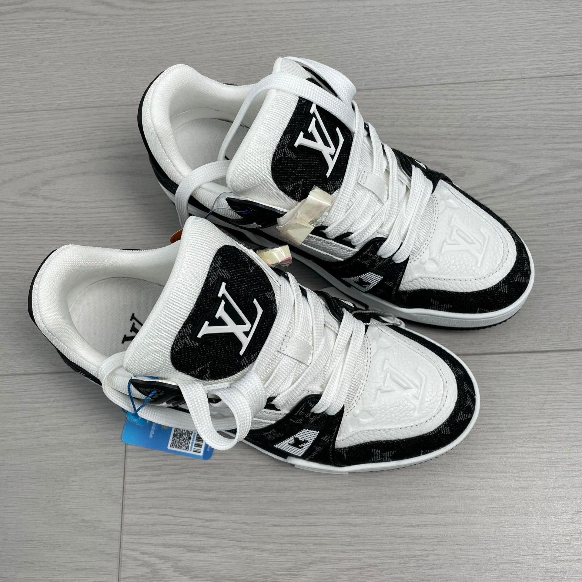 Louis Vuitton Louis Vuitton Black Lowtop Sneakers 37 Women Size US 6.5 / IT 36.5 - 3 Thumbnail