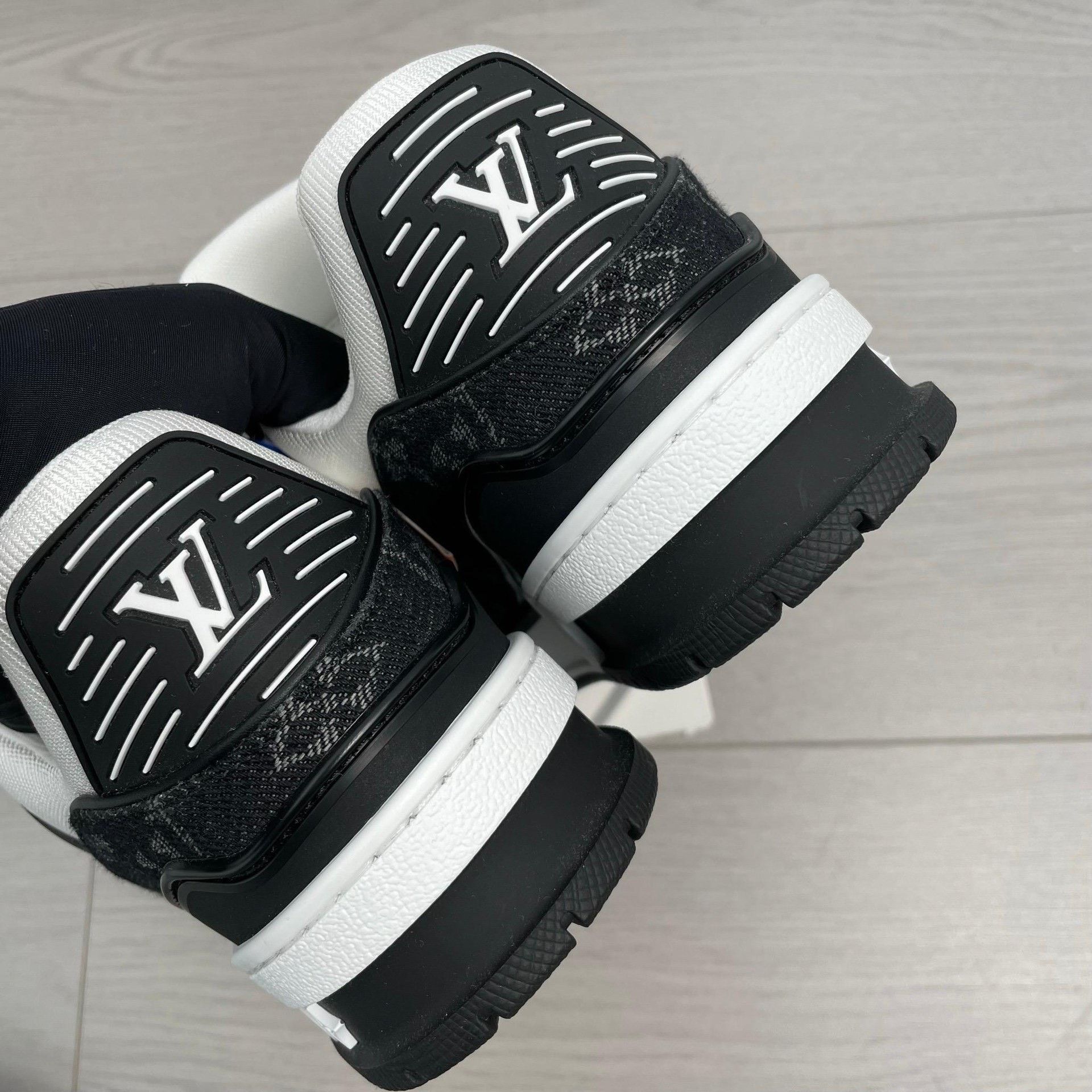 Louis Vuitton Louis Vuitton Black Lowtop Sneakers 37 Women Size US 6.5 / IT 36.5 - 8 Thumbnail