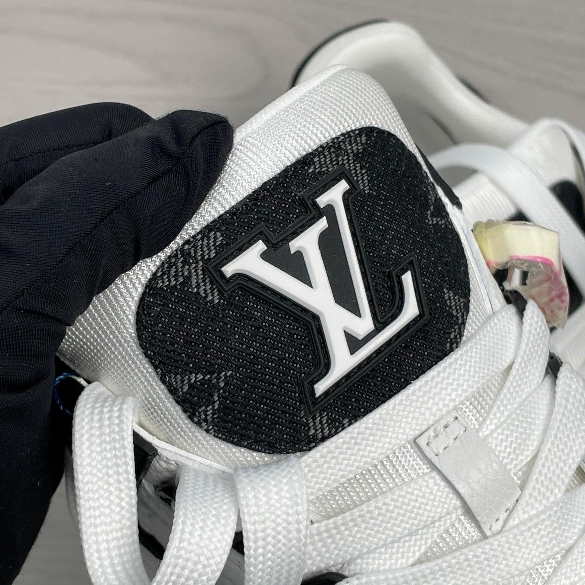 Louis Vuitton Louis Vuitton Black Lowtop Sneakers 37 Women Size US 6.5 / IT 36.5 - 5 Thumbnail
