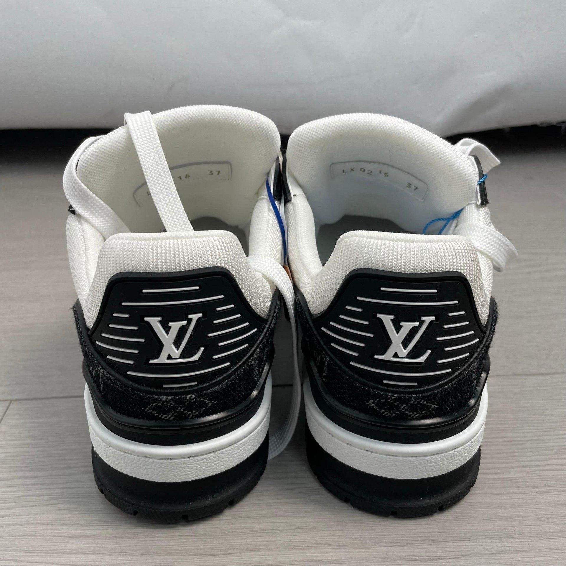 Louis Vuitton Louis Vuitton Black Lowtop Sneakers 37 Women Size US 6.5 / IT 36.5 - 9 Thumbnail