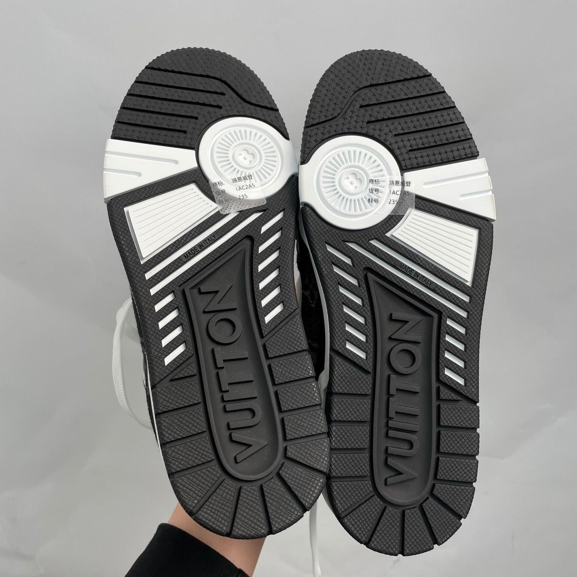 Louis Vuitton Louis Vuitton Black Lowtop Sneakers 37 Women Size US 6.5 / IT 36.5 - 7 Thumbnail