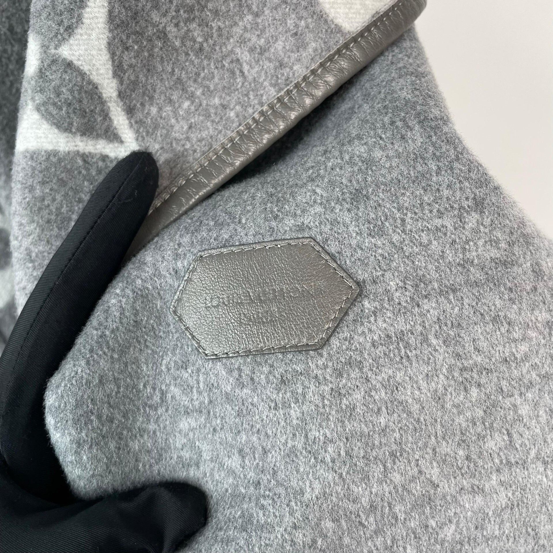 Louis Vuitton Louis Vuitton Gray Heavy Coat 38 Men Size US S / EU 44-46 / 1 - 9 Thumbnail