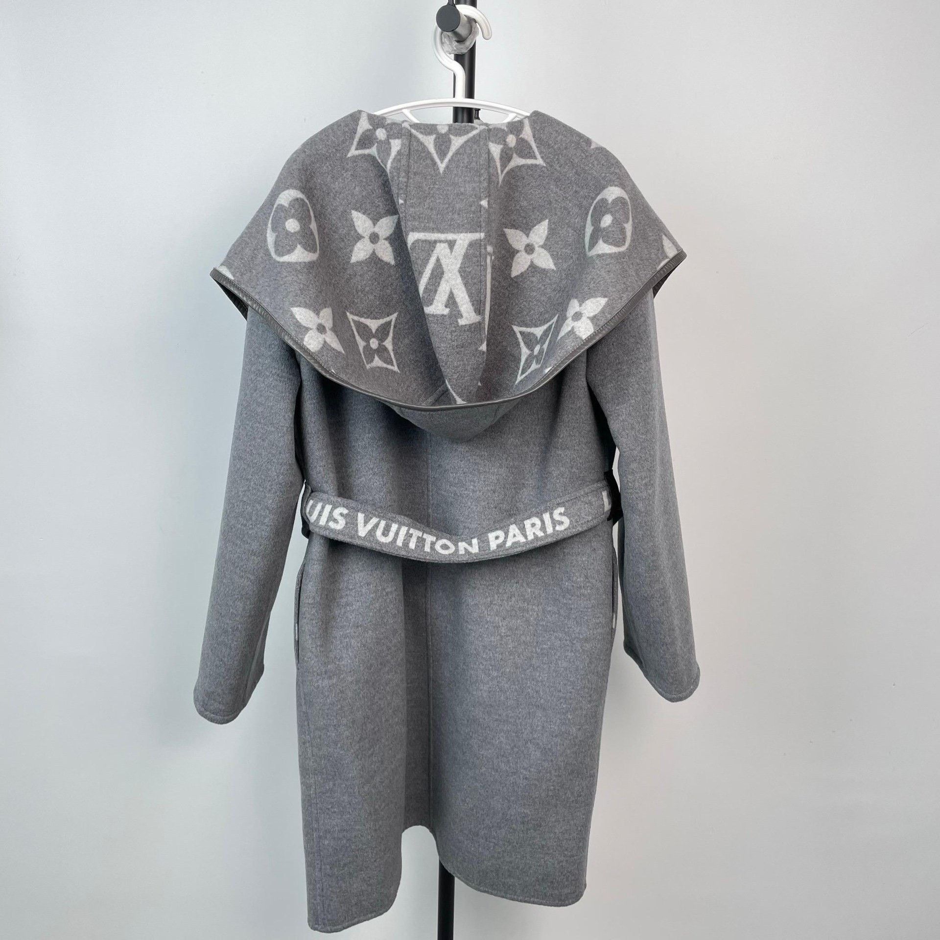 Louis Vuitton Louis Vuitton Gray Heavy Coat 38 Men Size US S / EU 44-46 / 1 - 2 Thumbnail