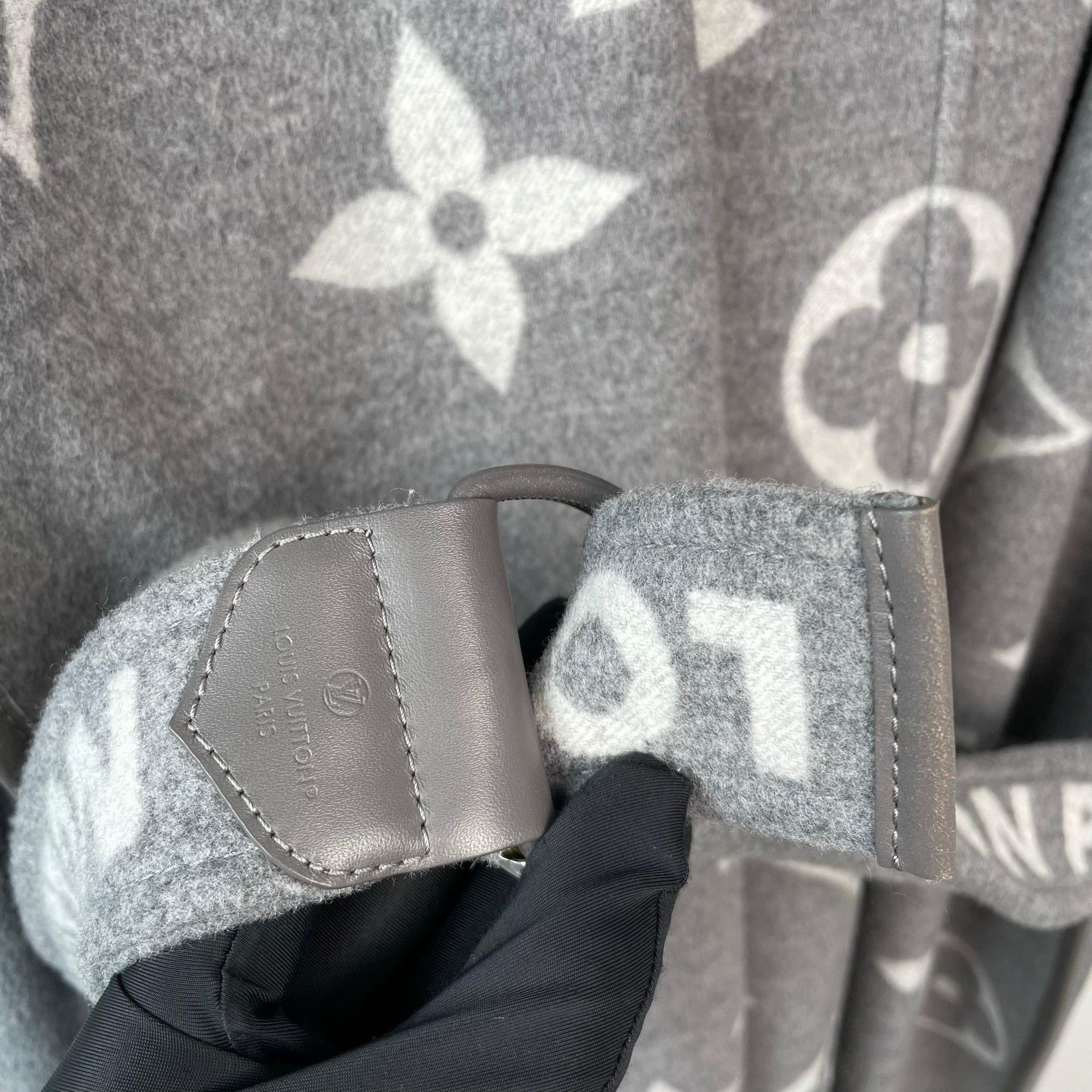 Louis Vuitton Louis Vuitton Gray Heavy Coat 38 Men Size US S / EU 44-46 / 1 - 6 Thumbnail