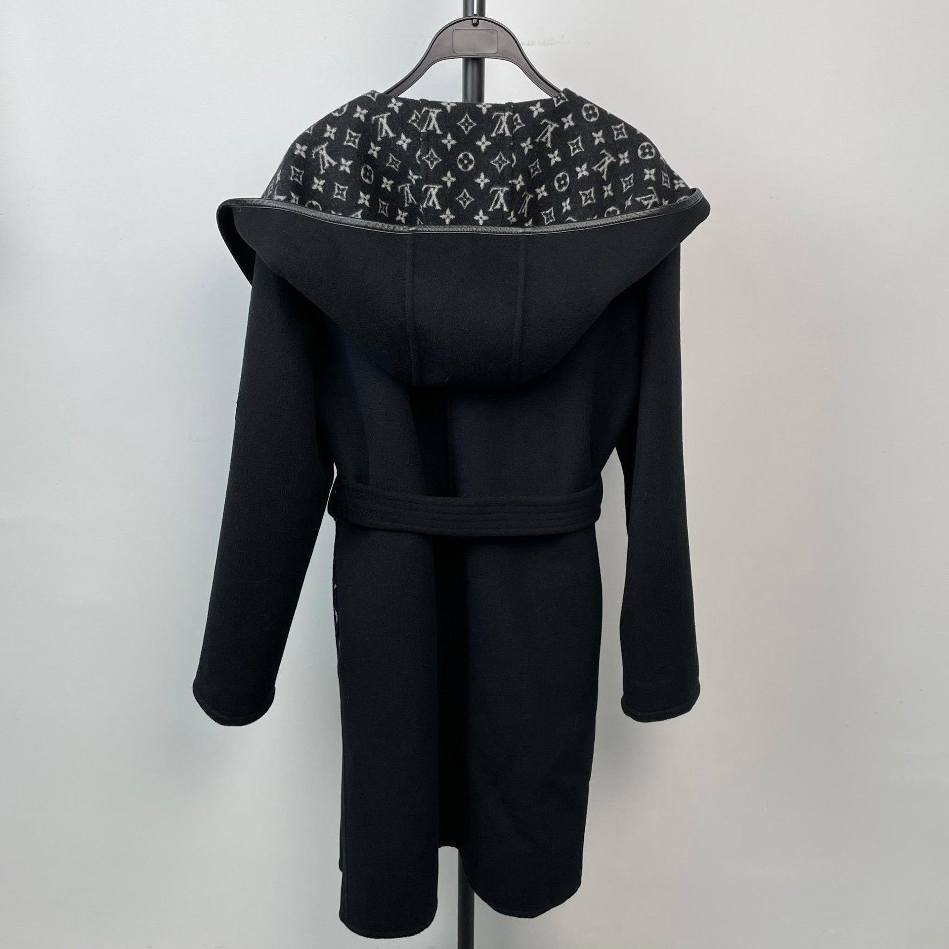 Louis Vuitton Louis Vuitton Black Heavy Coat 40 Men Size US M / EU 48-50 / 2 - 2 Thumbnail