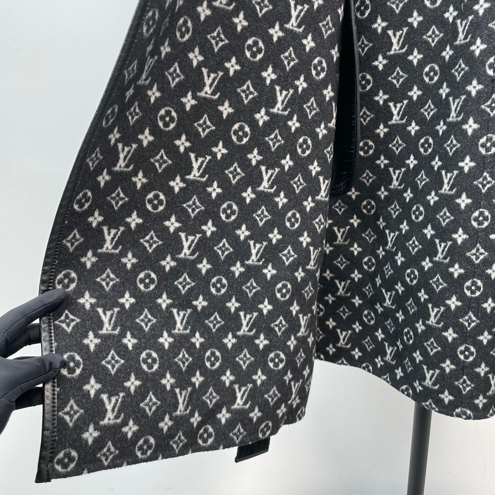 Louis Vuitton Louis Vuitton Black Heavy Coat 40 Men Size US M / EU 48-50 / 2 - 9 Thumbnail