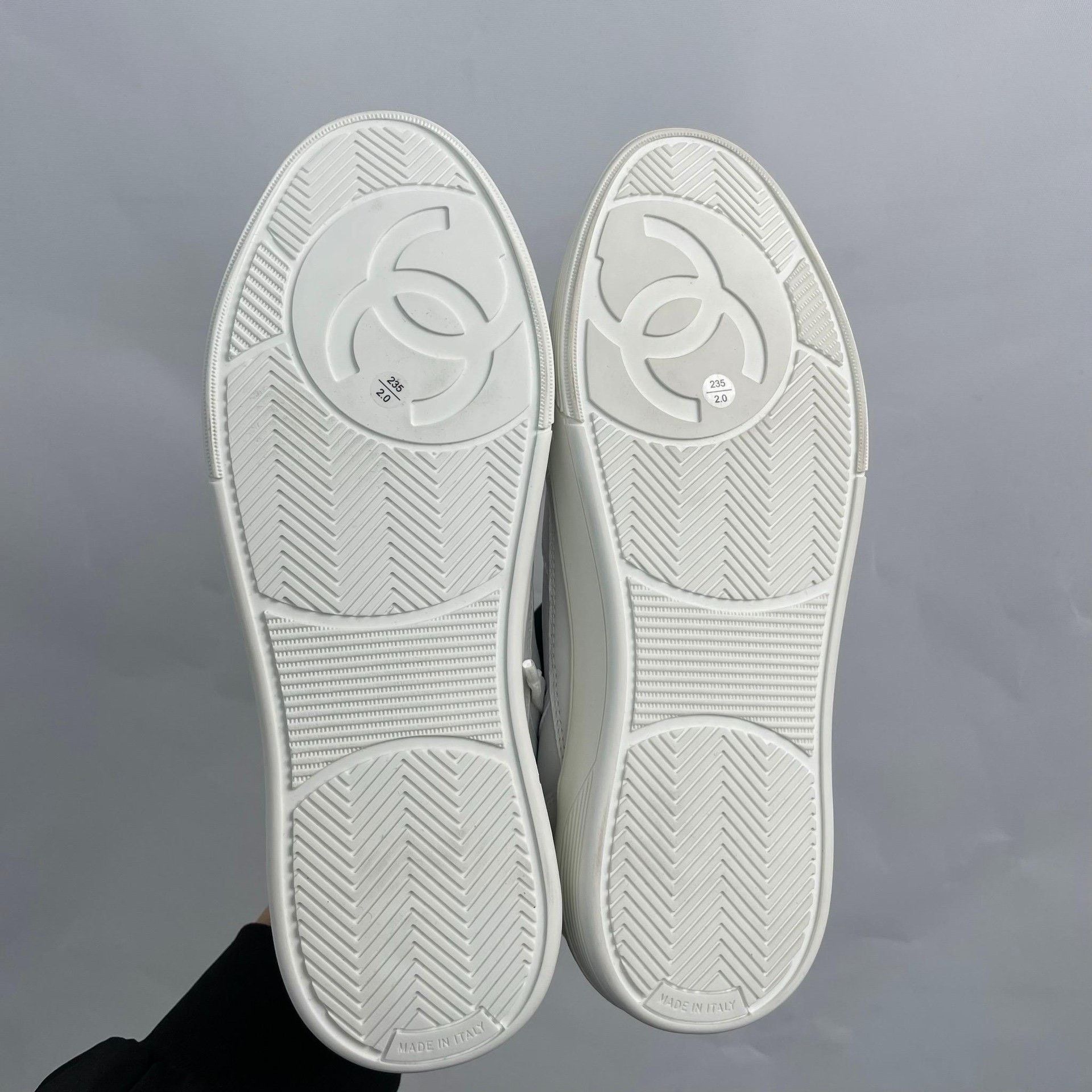 Chanel Chanel White Lowtop Sneakers 37 Women Size US 6.5 / IT 36.5 - 4 Thumbnail