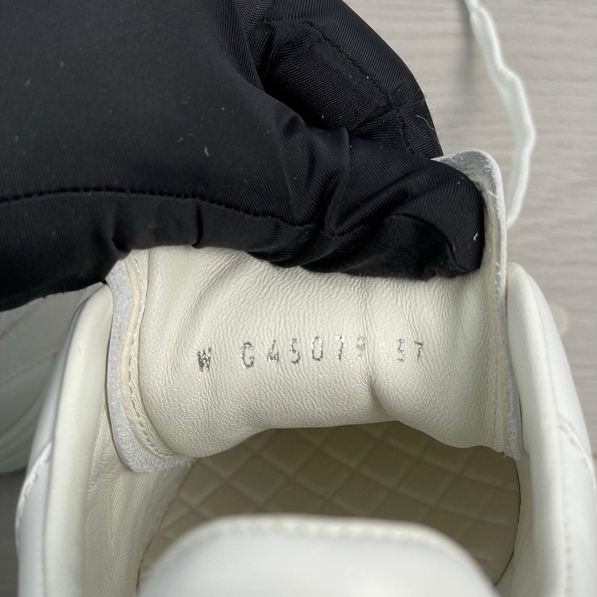 Chanel Chanel White Lowtop Sneakers 37 Women Size US 6.5 / IT 36.5 - 8 Thumbnail