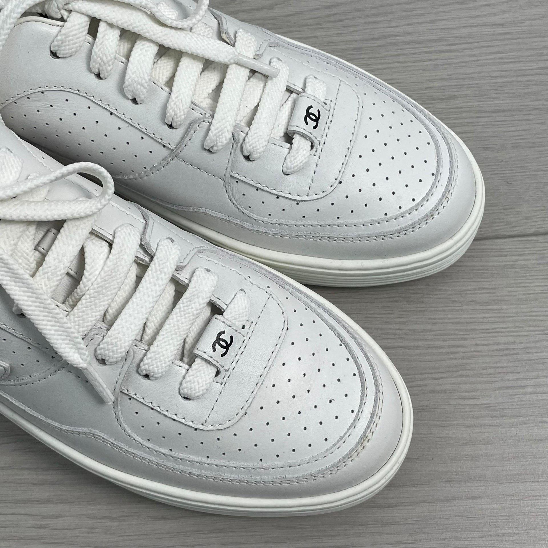 Chanel Chanel White Lowtop Sneakers 37 Women Size US 6.5 / IT 36.5 - 9 Thumbnail