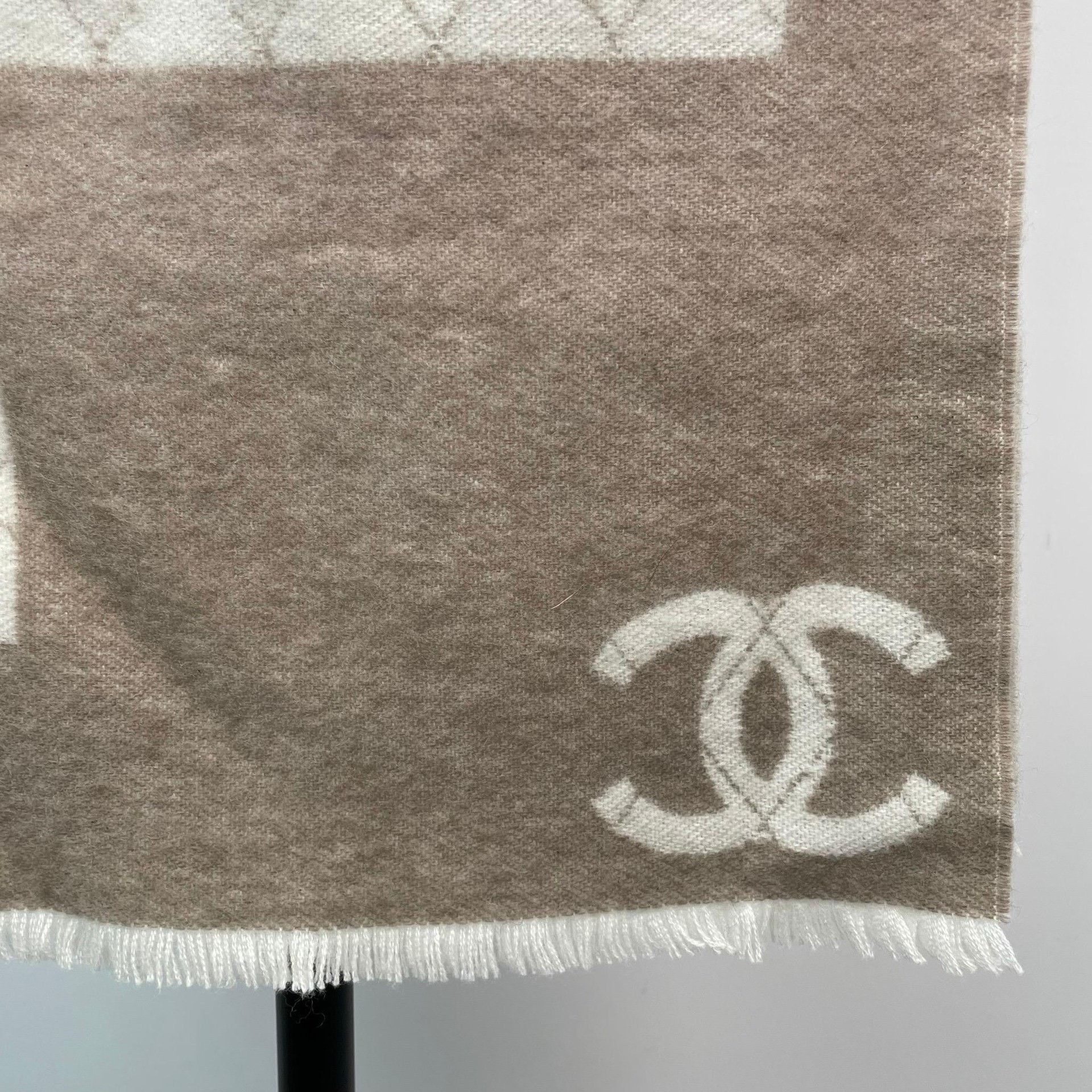 Chanel Chanel Tie-Dye Gradient Pink Scarf 24 Men Size ONE SIZE - 9 Thumbnail
