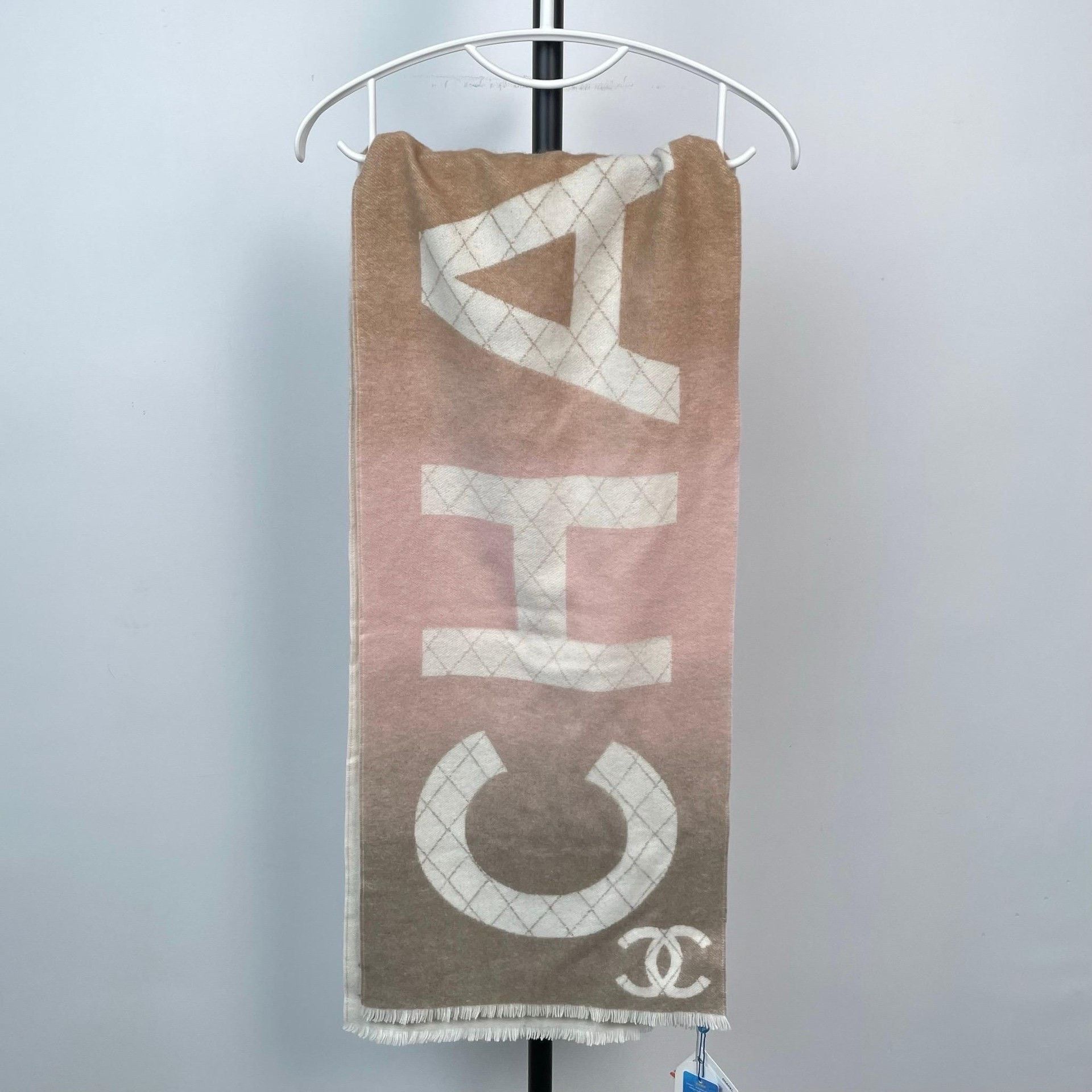 Chanel Chanel Tie-Dye Gradient Pink Scarf 24 Men Size ONE SIZE - 4 Thumbnail