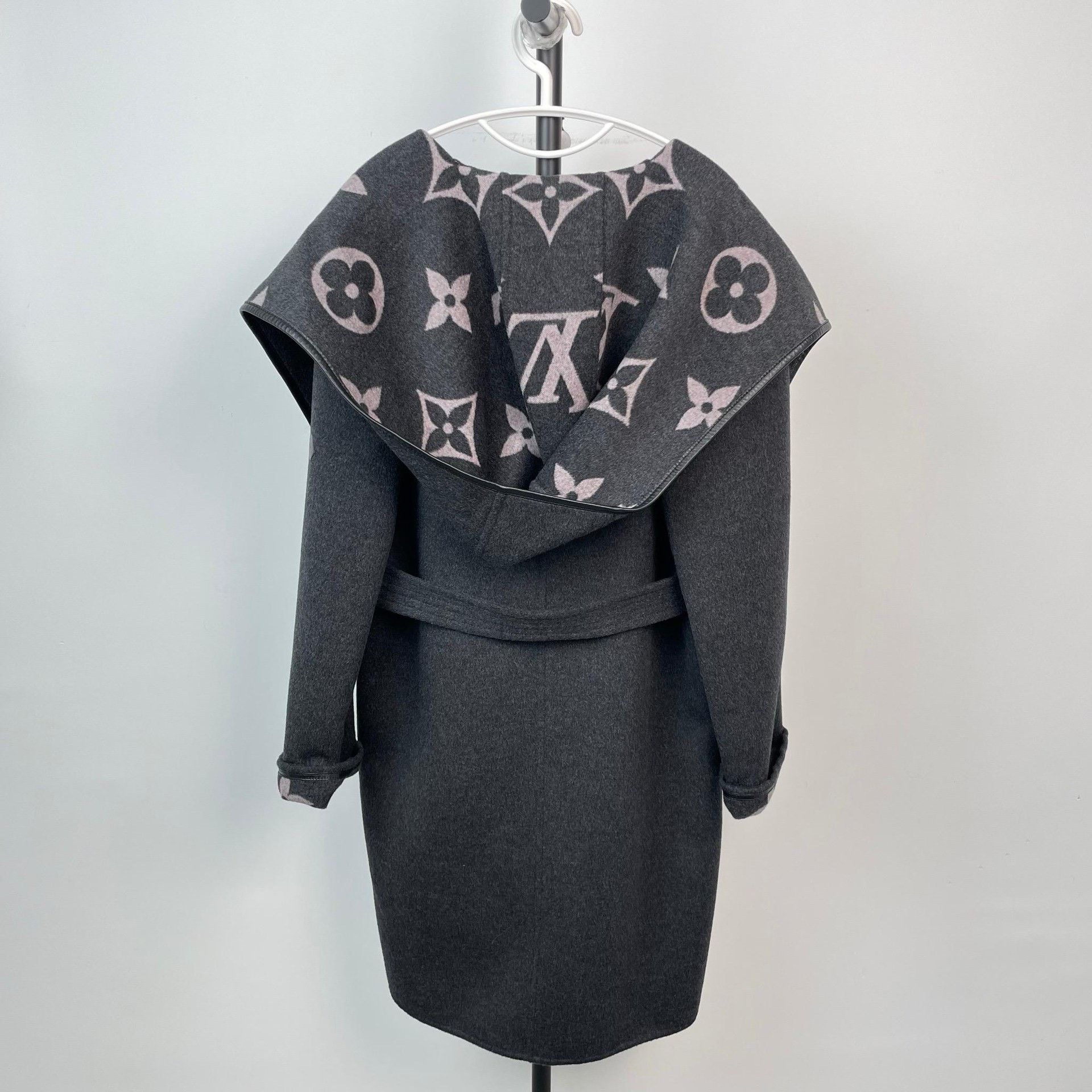 Louis Vuitton Louis Vuitton Gray Heavy Coat 36 Men Size US S / EU 44-46 / 1 - 2 Thumbnail
