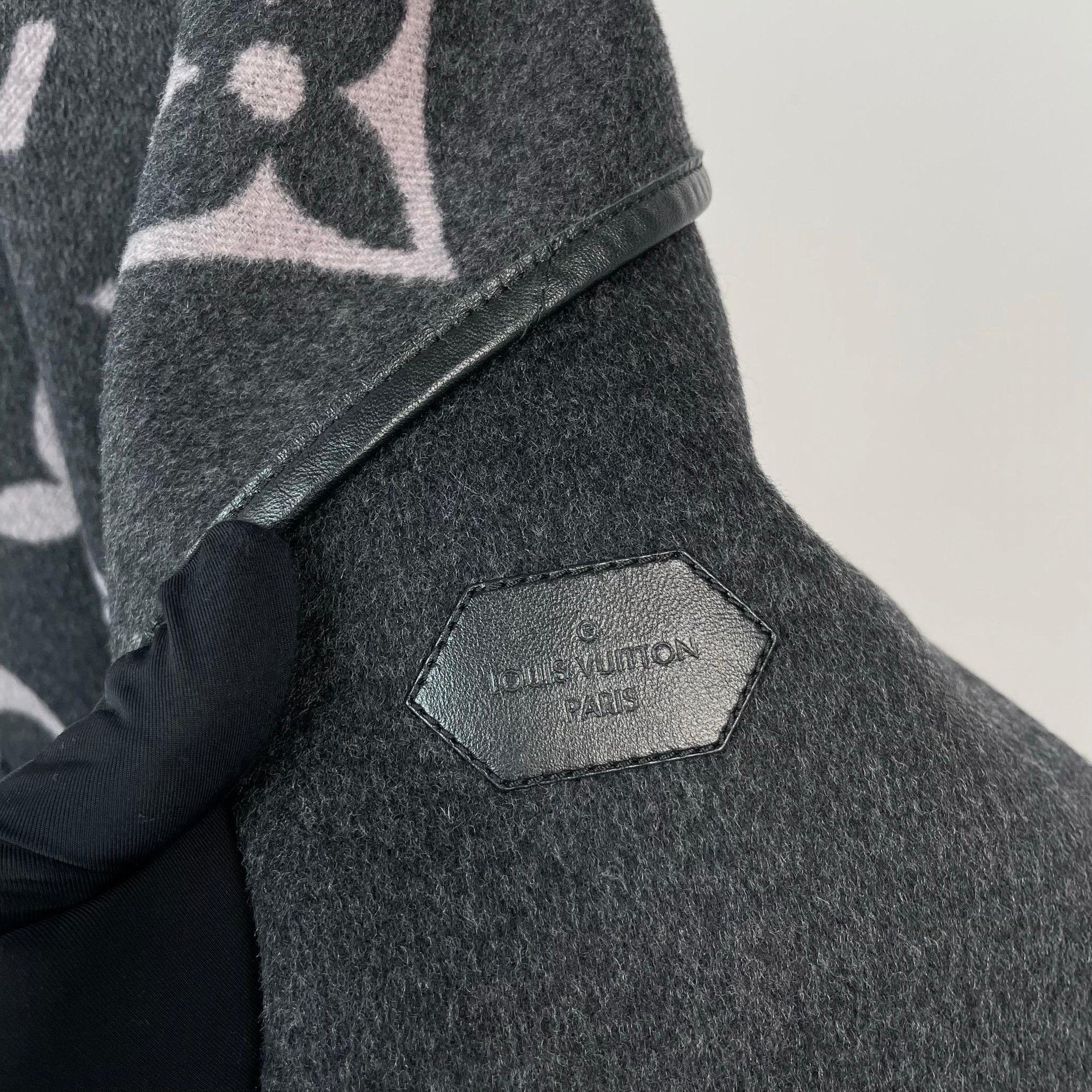 Louis Vuitton Louis Vuitton Gray Heavy Coat 36 Men Size US S / EU 44-46 / 1 - 3 Thumbnail