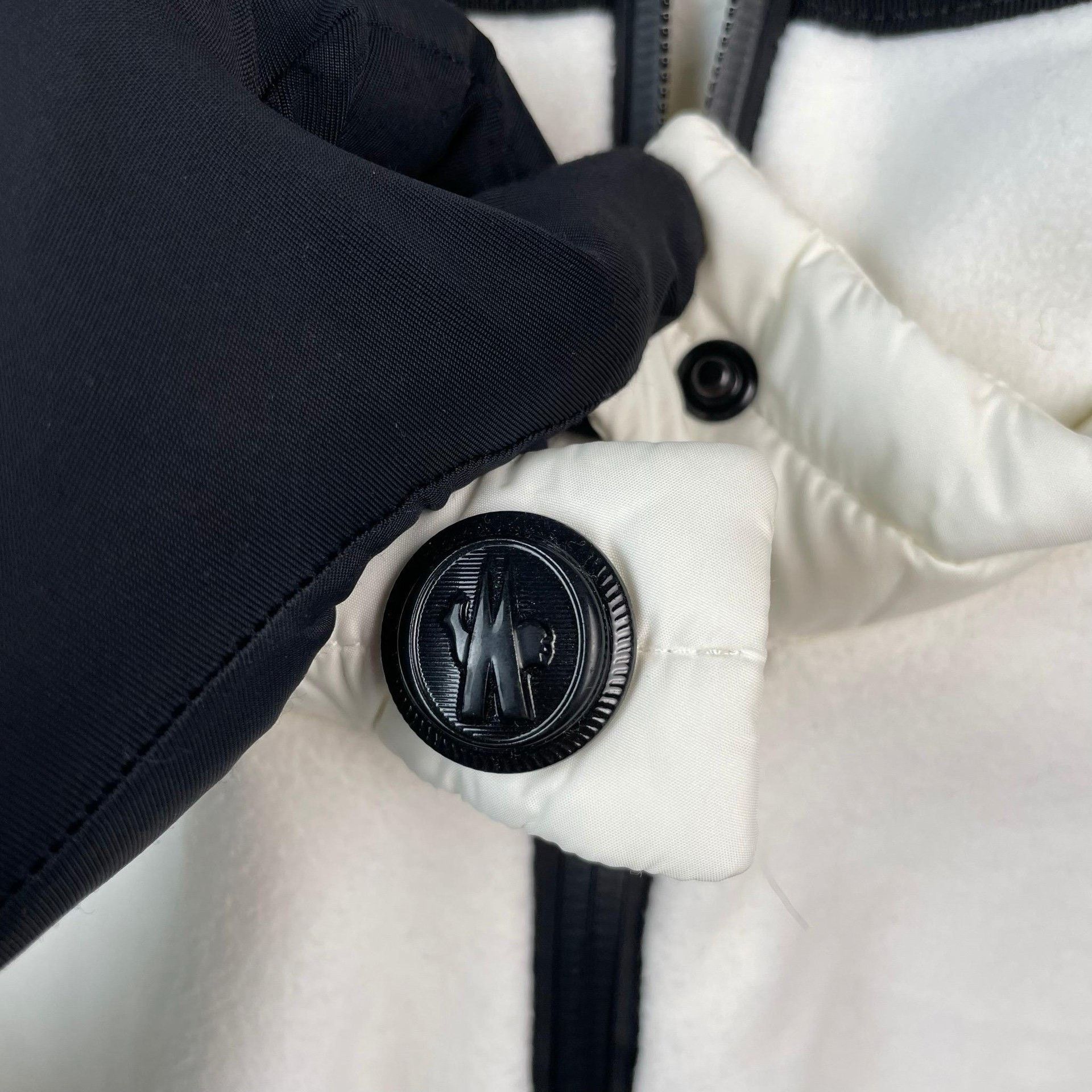 Moncler Moncler Fleece White Light Jacket XL Men Size US XL / EU 56 / 4 - 6 Thumbnail
