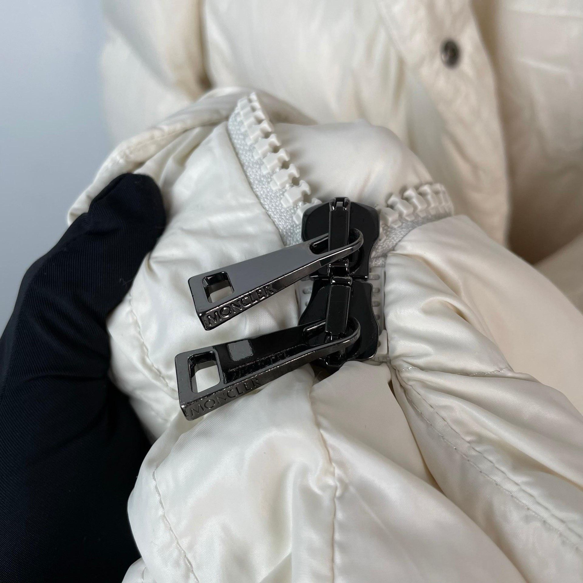 Moncler Moncler White Down Jacket S Women Size S / US 4 / IT 40 - 5 Thumbnail