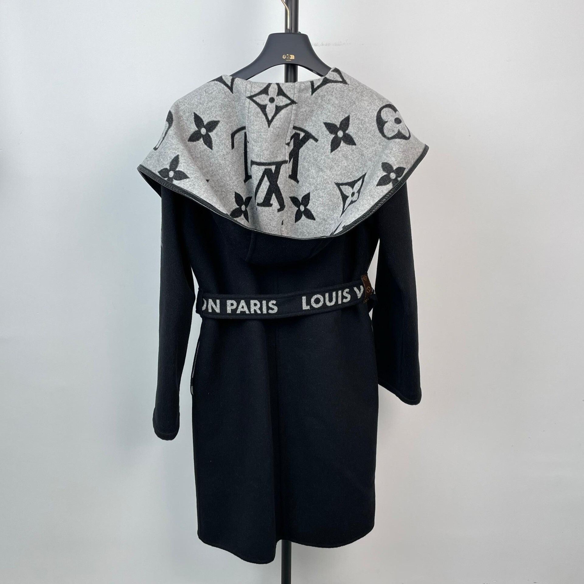 Louis Vuitton Louis Vuitton Black Heavy Coat 34 Men Size US XS / EU 42 / 0 - 2 Thumbnail