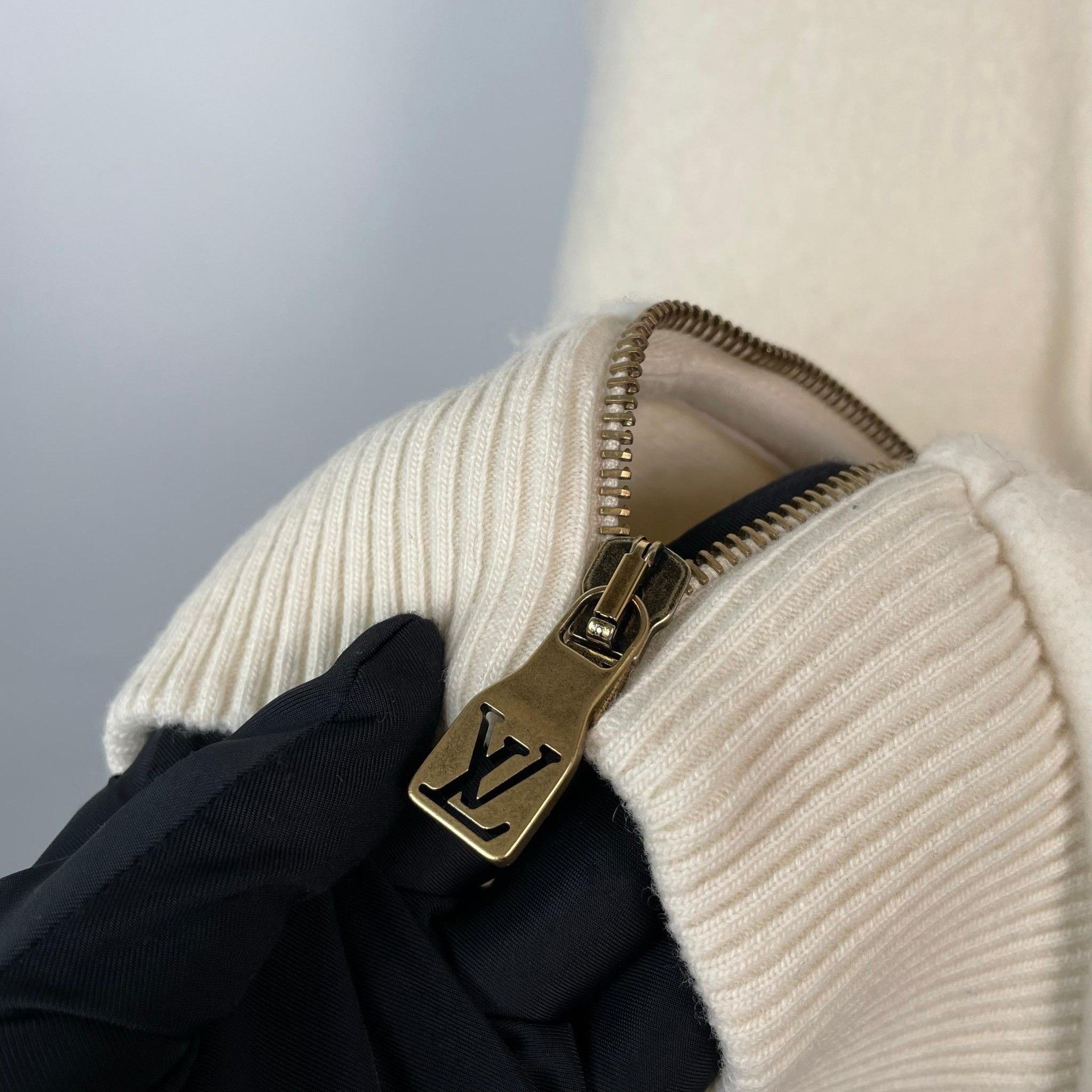Louis Vuitton Louis Vuitton White Light Jacket S Men Size US S / EU 44-46 / 1 - 6 Thumbnail