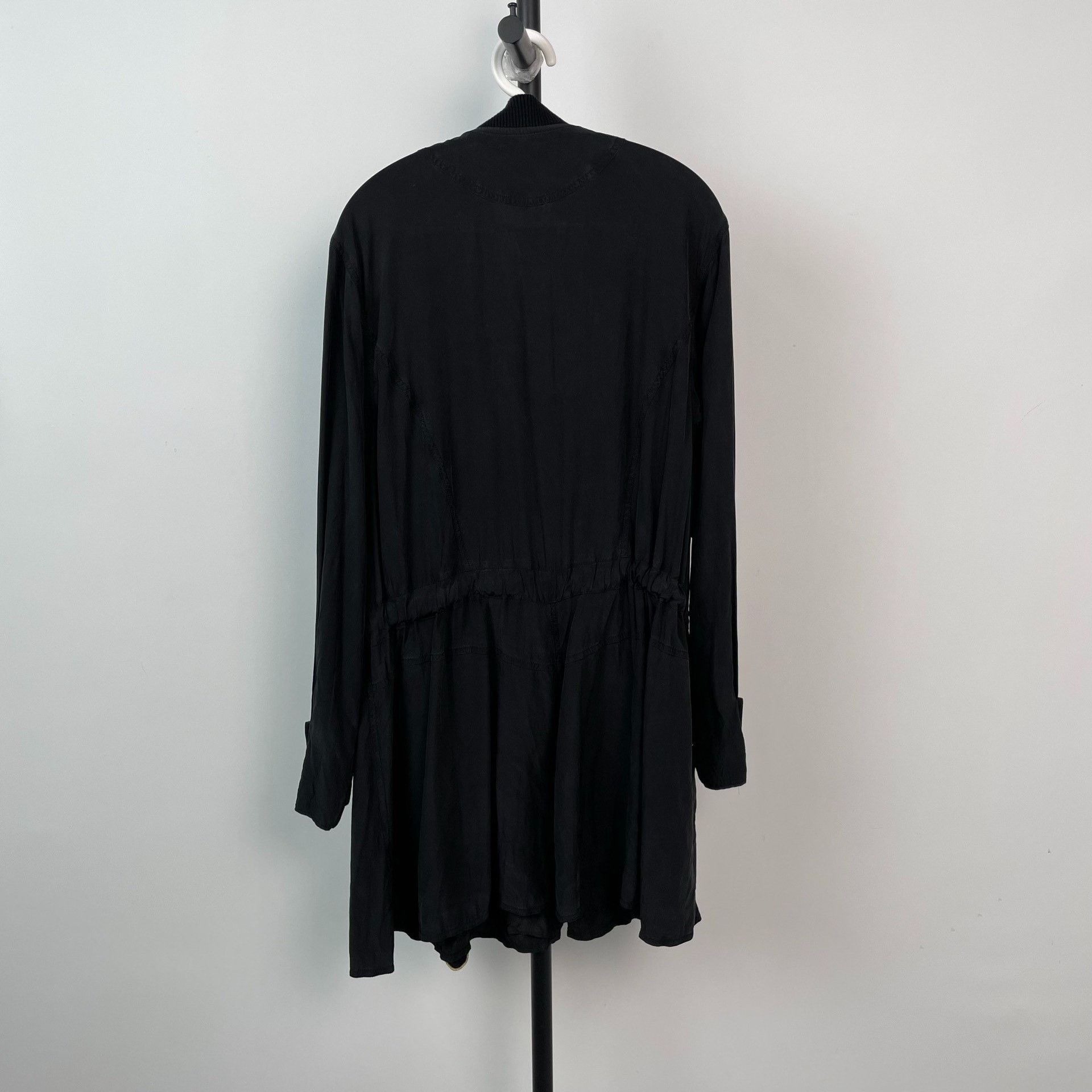 Louis Vuitton Louis Vuitton Black Coat 38 Women Size S / US 4 / IT 40 - 2 Thumbnail