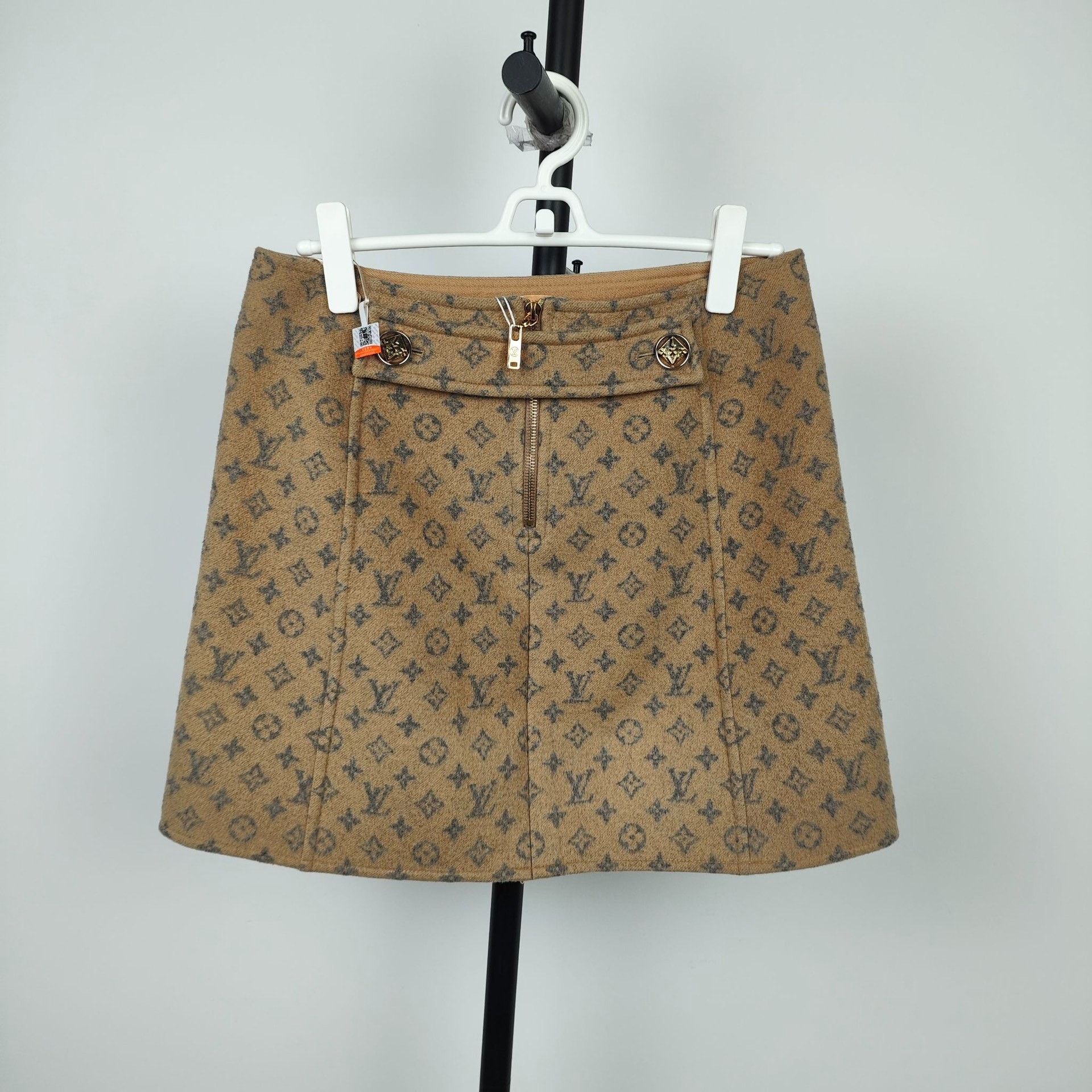 Louis Vuitton Louis Vuitton Beige Skirt 38 Women Size 38" / US 16 / IT 52 - 2 Thumbnail