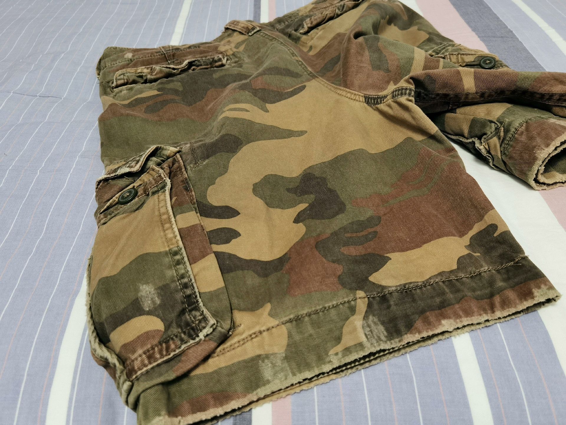 Abercrombie & Fitch AF 2007 Green Camo Cargo Shorts Size US 32 / EU 48 - 2 Thumbnail