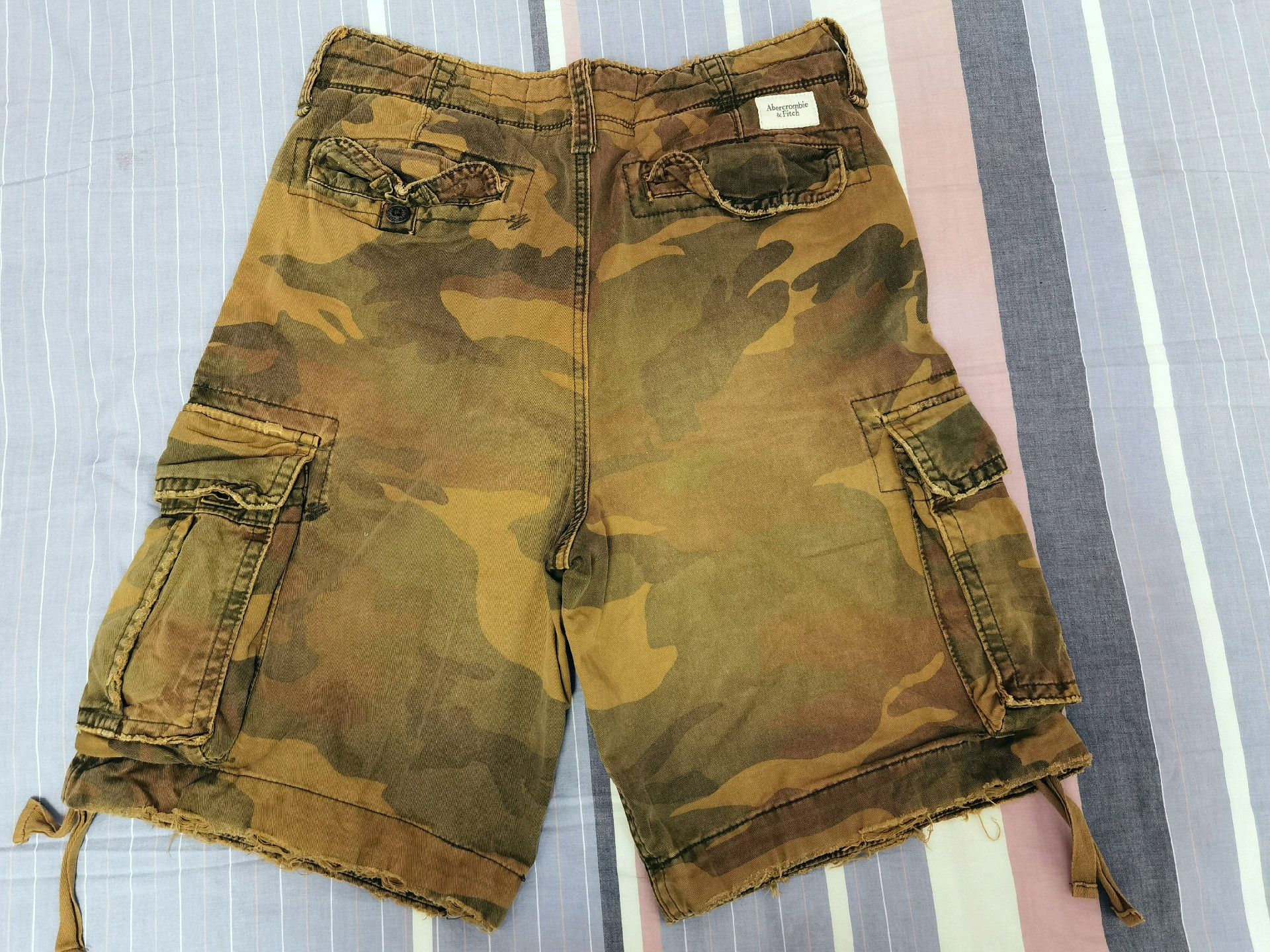 Abercrombie & Fitch AF 2010 Yellow Camo Cargo Shorts Size US 31 - 2 Thumbnail