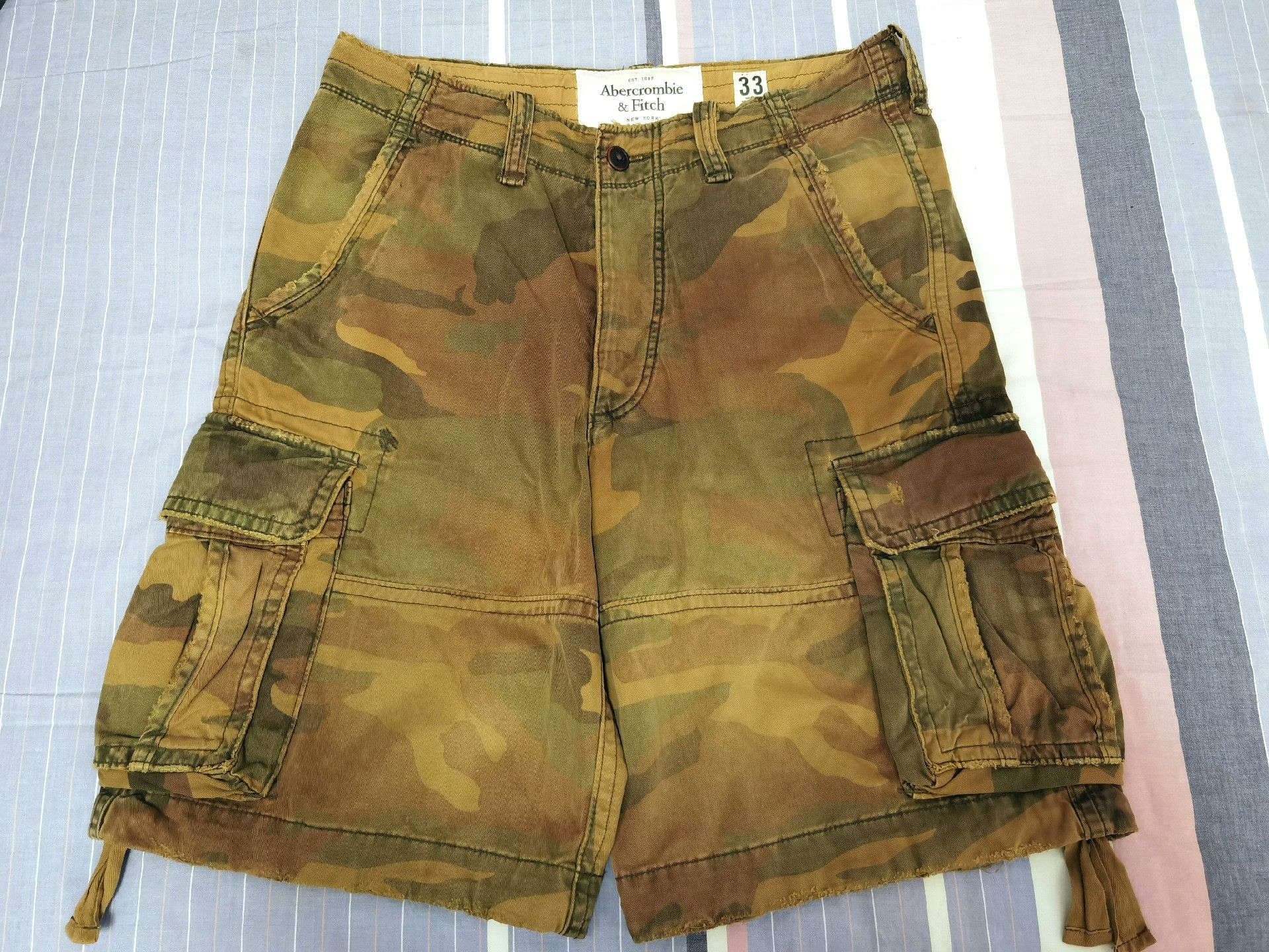 Abercrombie & Fitch AF 2010 Yellow Camo Cargo Shorts Size US 31 - 3 Thumbnail