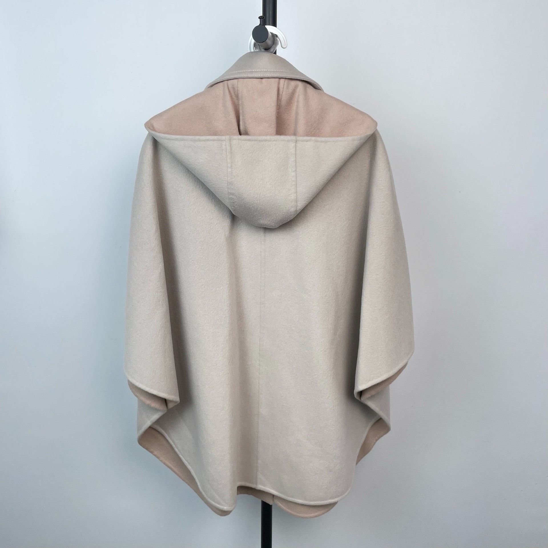 Louis Vuitton Louis Vuitton Beige Coat 34 Women Size XS / US 0-2 / IT 36-38 - 2 Thumbnail