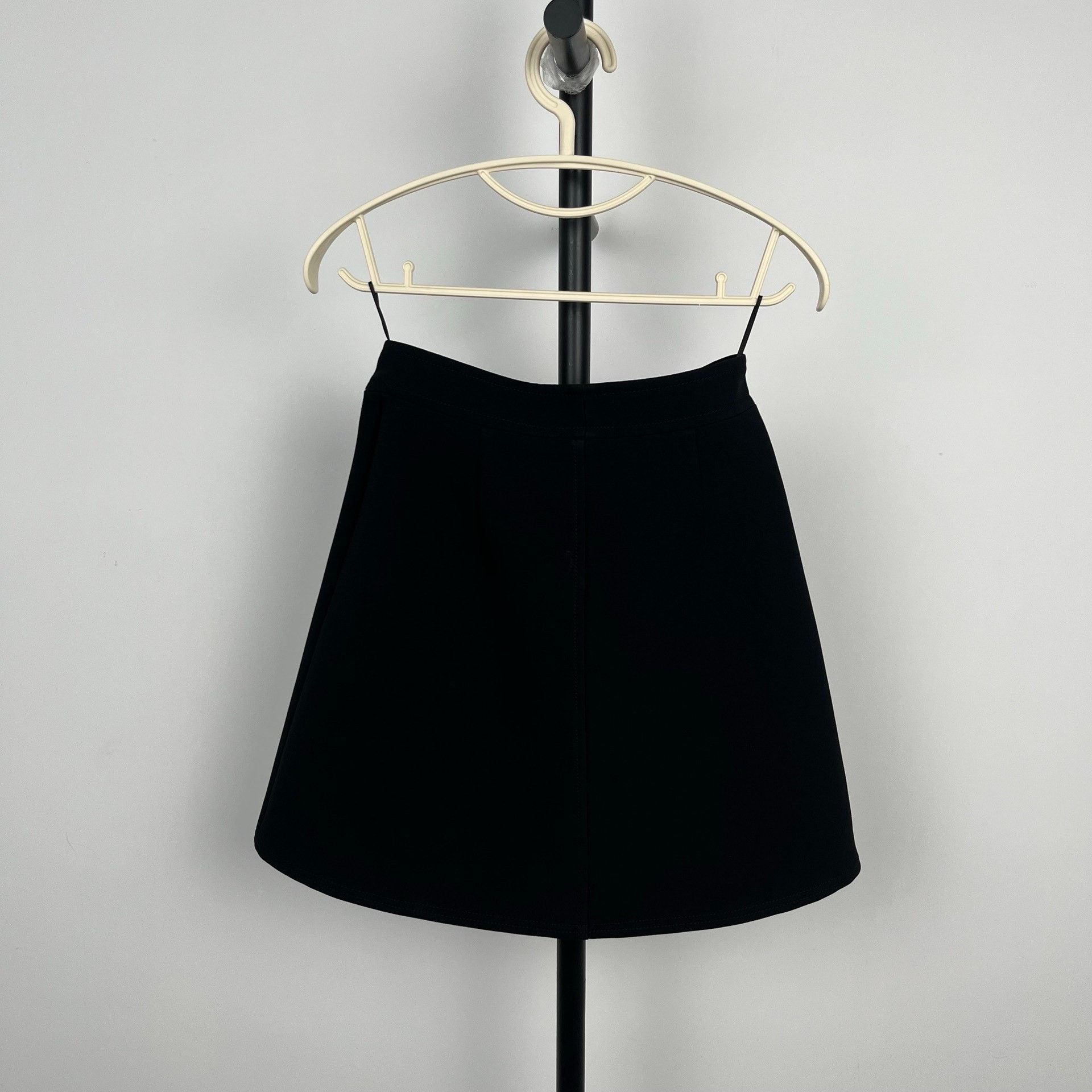 Louis Vuitton Louis Vuitton Black Skirt 34 Women Size 34" / US 12 / IT 48 - 2 Thumbnail