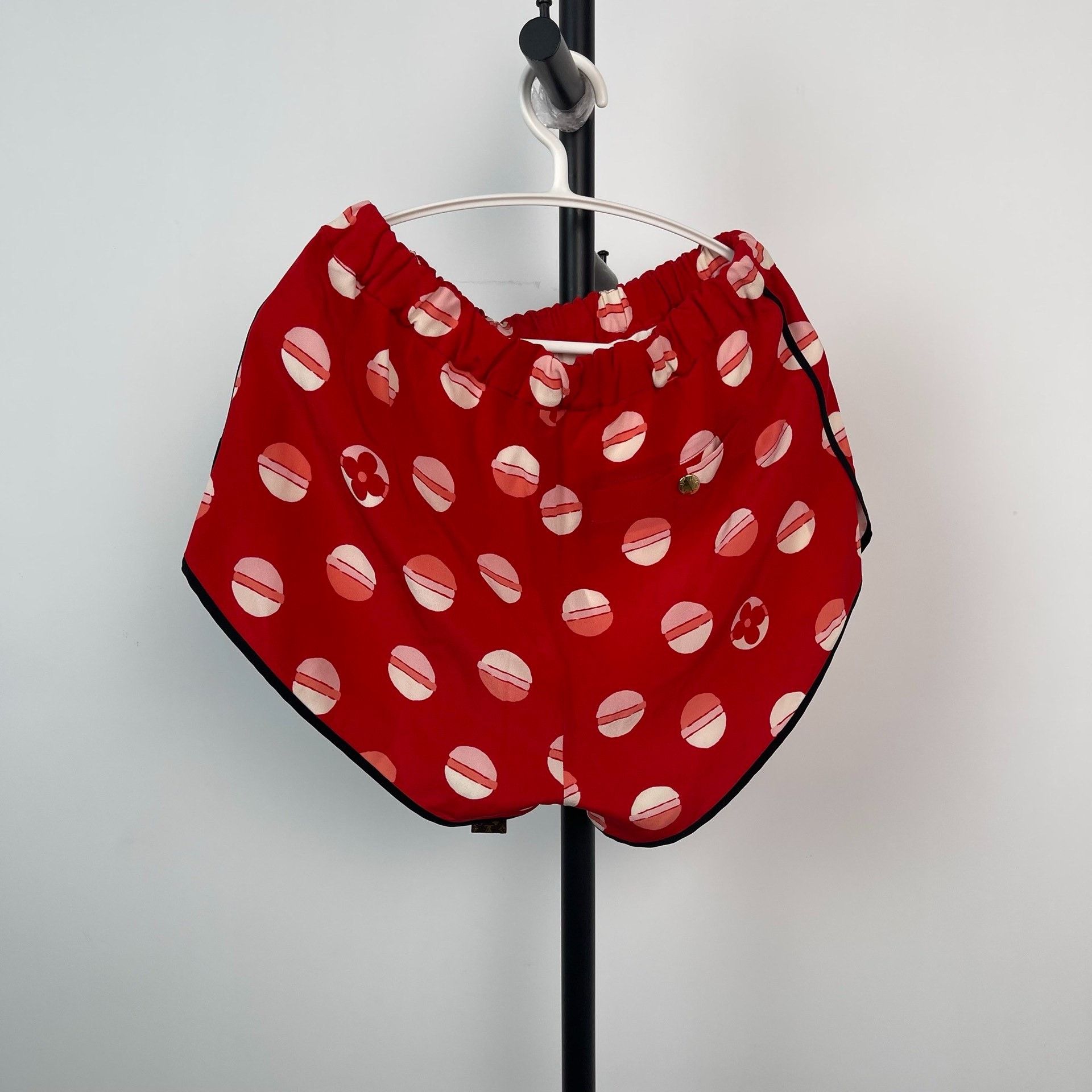 Louis Vuitton Louis Vuitton Red Shorts 36 Men Size US 36 / EU 52 - 2 Thumbnail