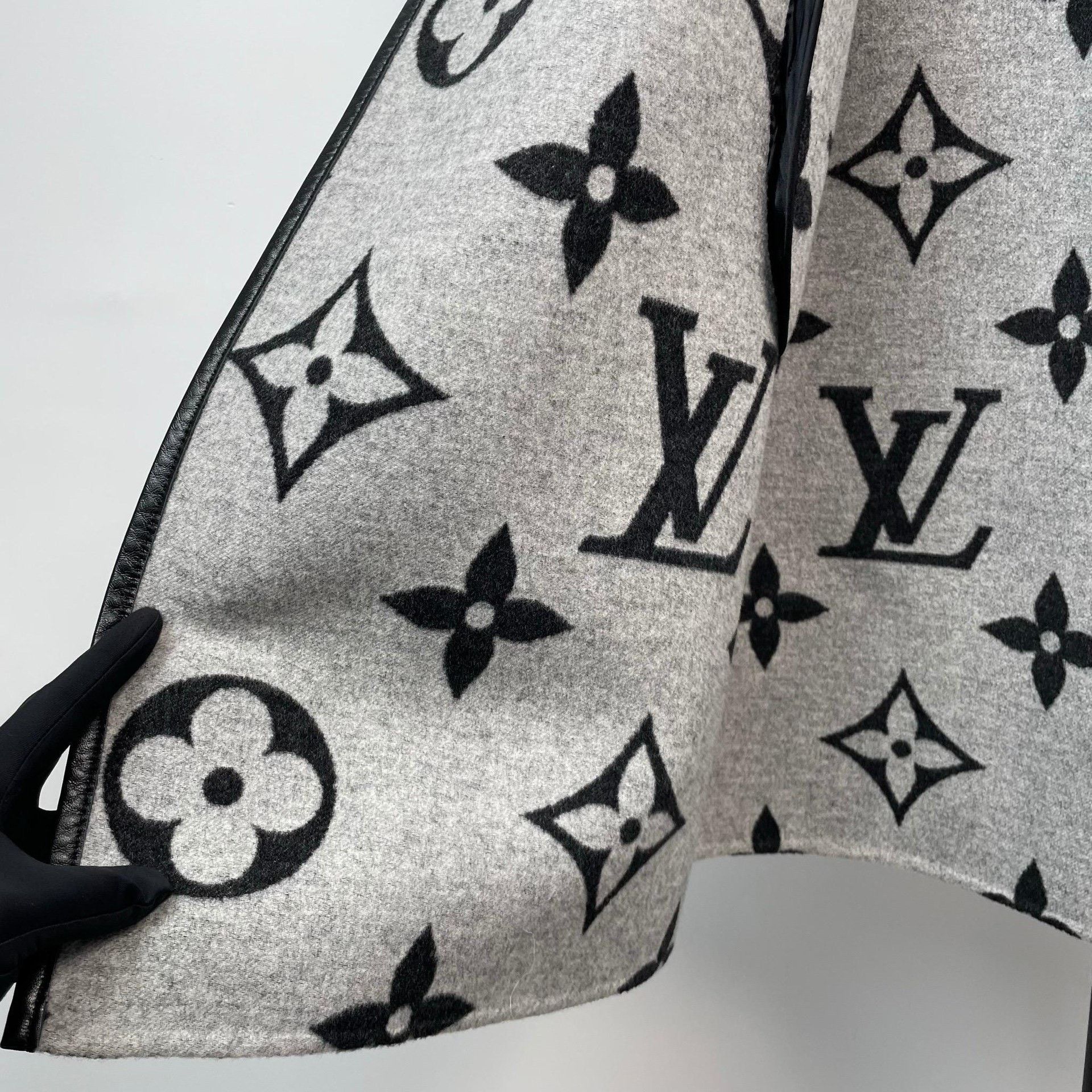Louis Vuitton Louis Vuitton Gray Heavy Coat 34 Men Size US XS / EU 42 / 0 - 3 Thumbnail