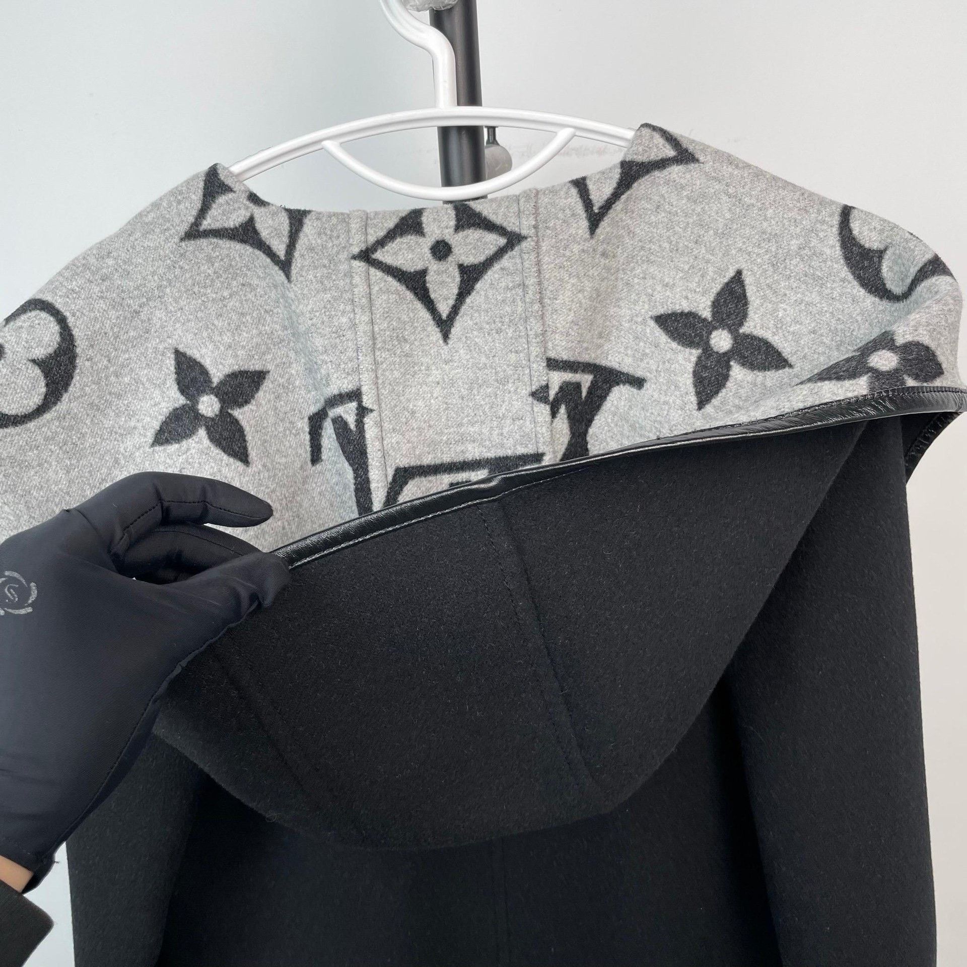Louis Vuitton Louis Vuitton Gray Heavy Coat 34 Men Size US XS / EU 42 / 0 - 5 Thumbnail