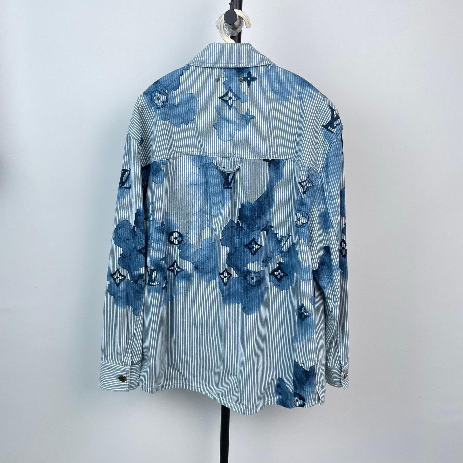 Louis Vuitton Louis Vuitton Blue Shirt L Men Size US L / EU 52-54 / 3 - 2 Thumbnail