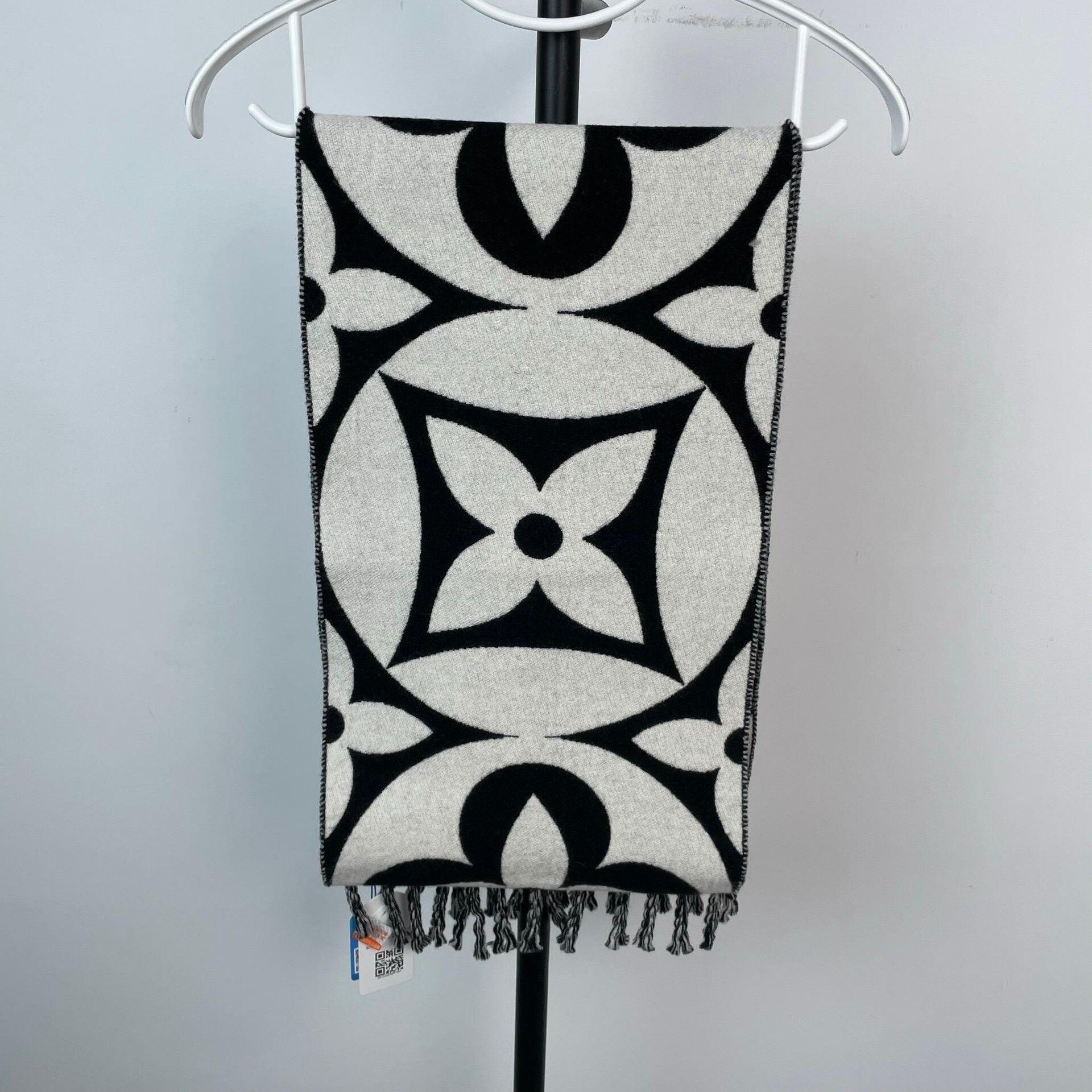Louis Vuitton Louis Vuitton Black Scarf 30 Men Size ONE SIZE - 3 Thumbnail