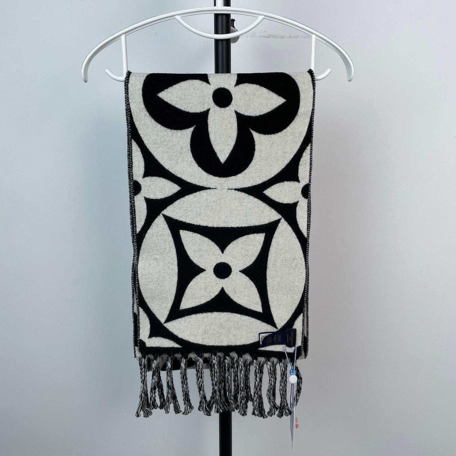 Louis Vuitton Louis Vuitton Black Scarf 30 Men Size ONE SIZE - 4 Thumbnail