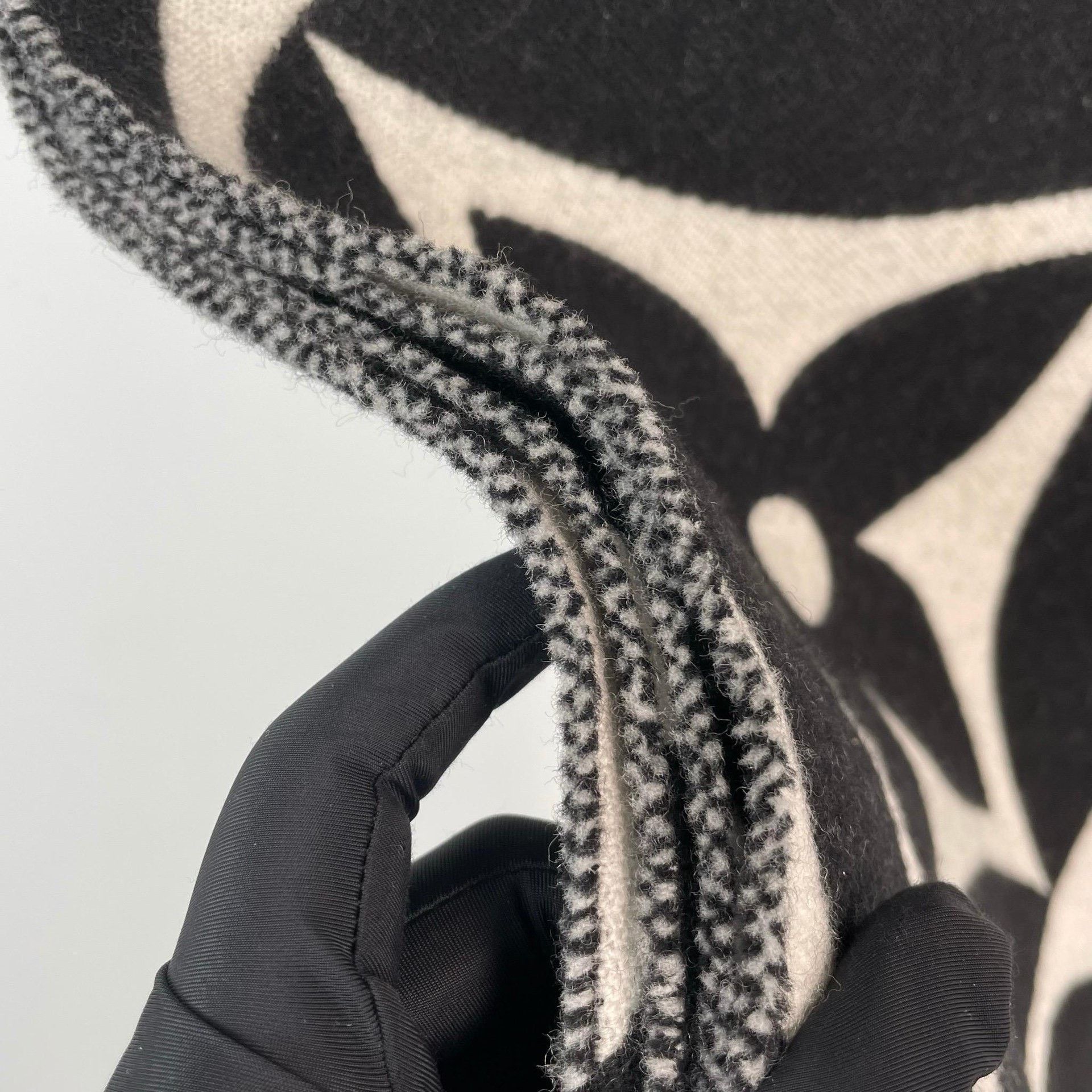 Louis Vuitton Louis Vuitton Black Scarf 30 Men Size ONE SIZE - 6 Thumbnail